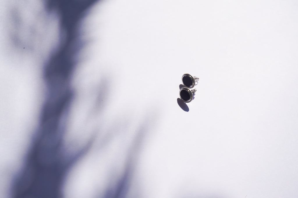 Broquel negro con contorno plateado