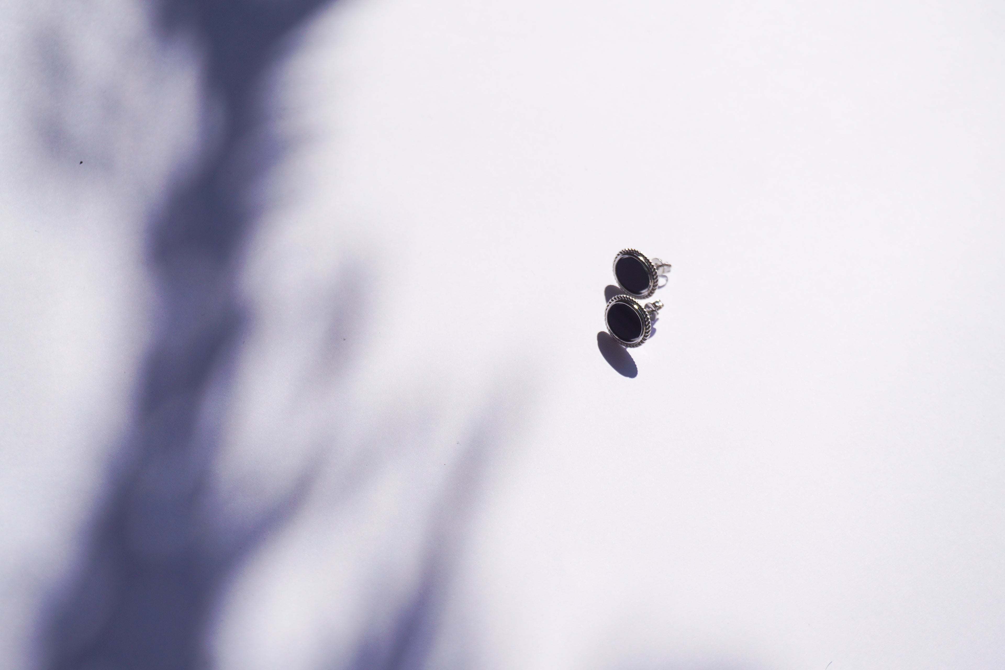 Broquel negro con contorno plateado