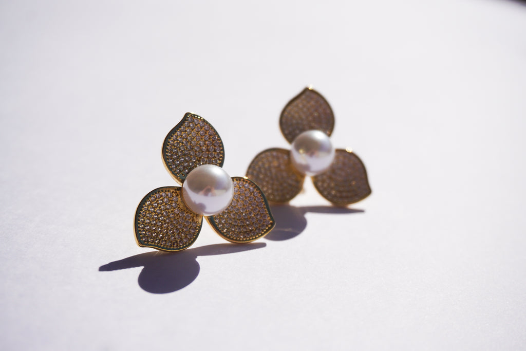 Broquel flor dorada con zirconias