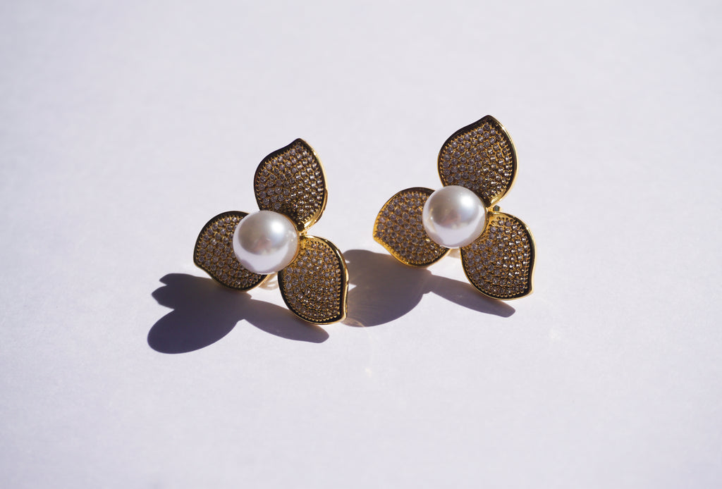 Broquel flor dorada con zirconias