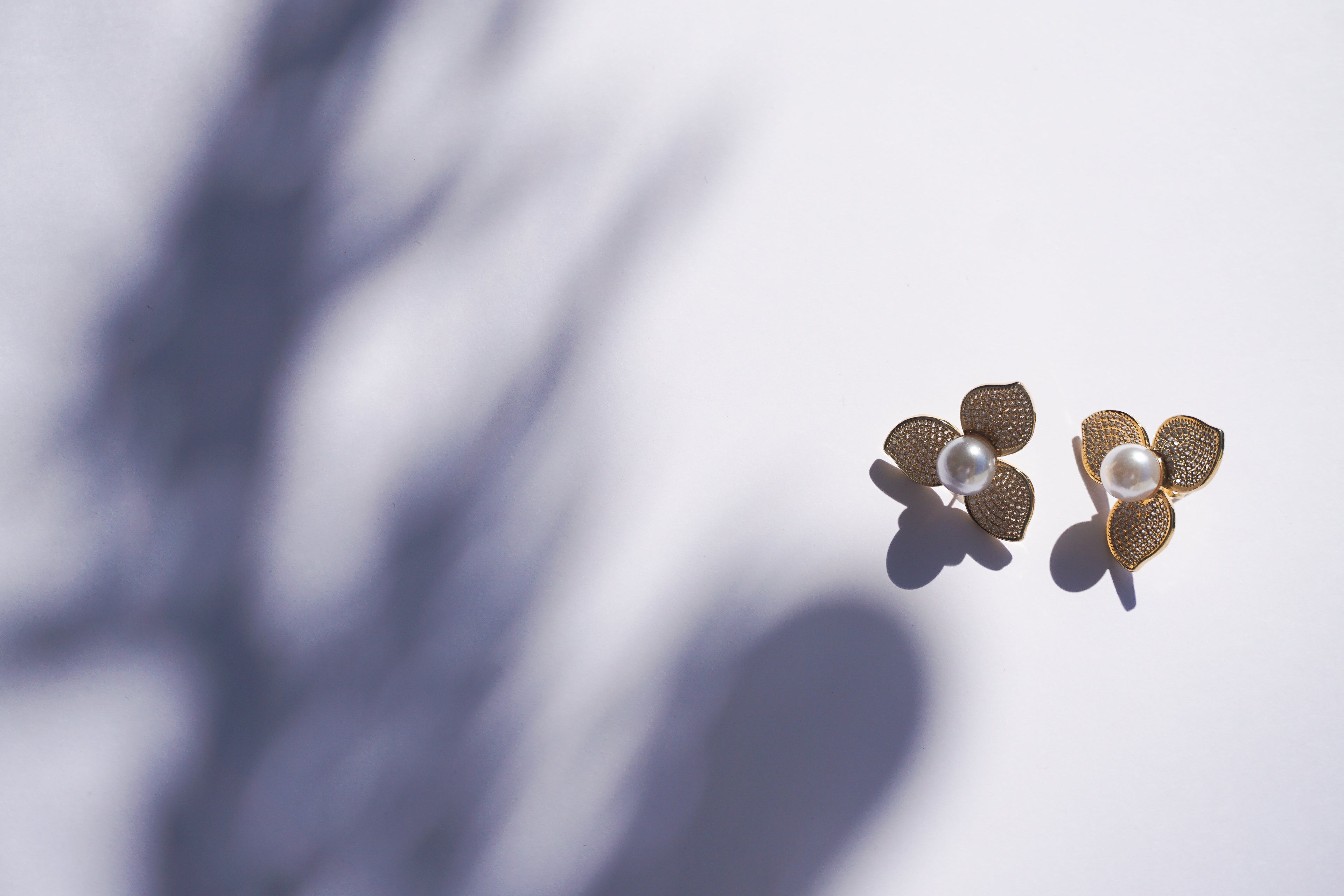 Broquel flor dorada con zirconias