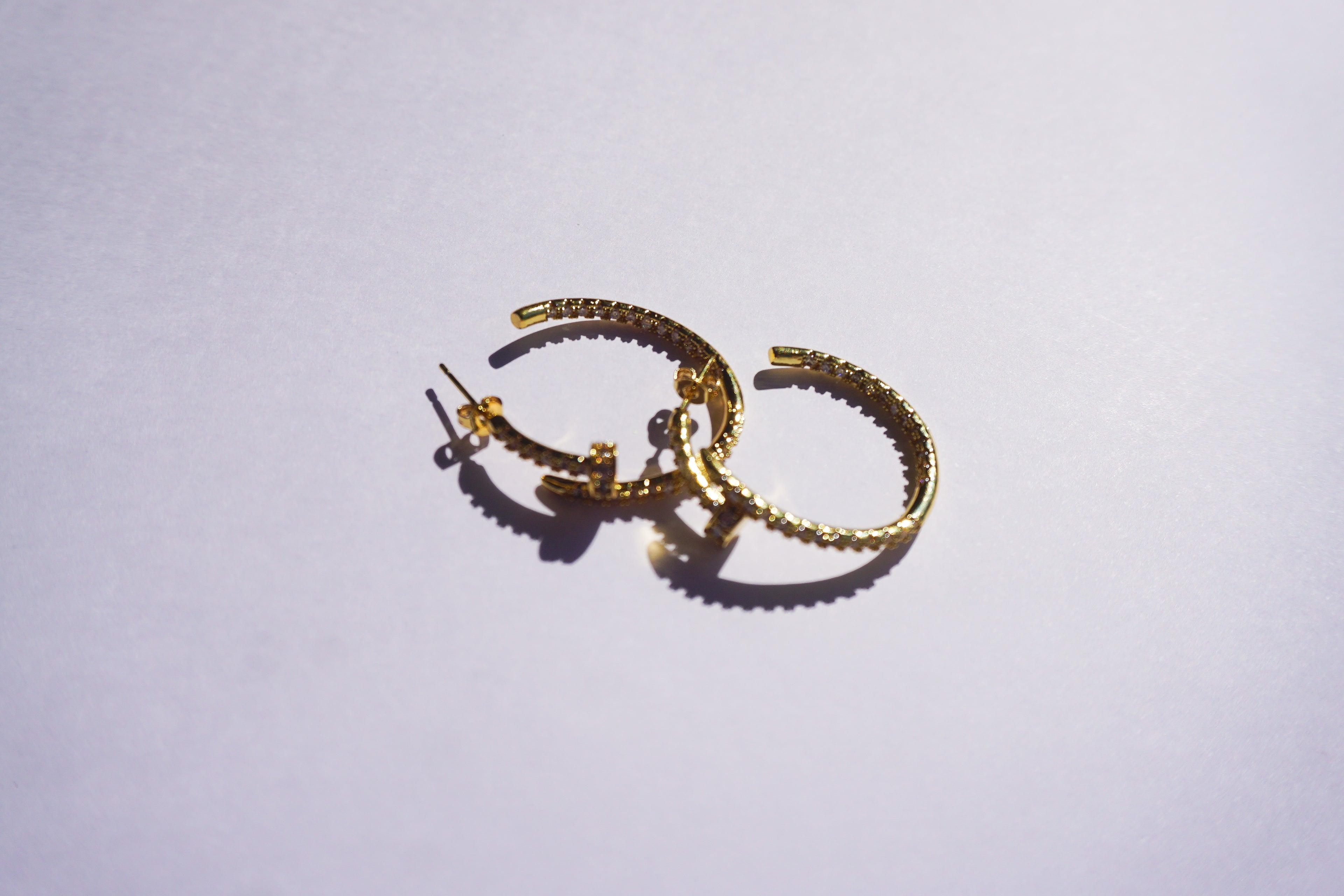 Arracada clavo dorada