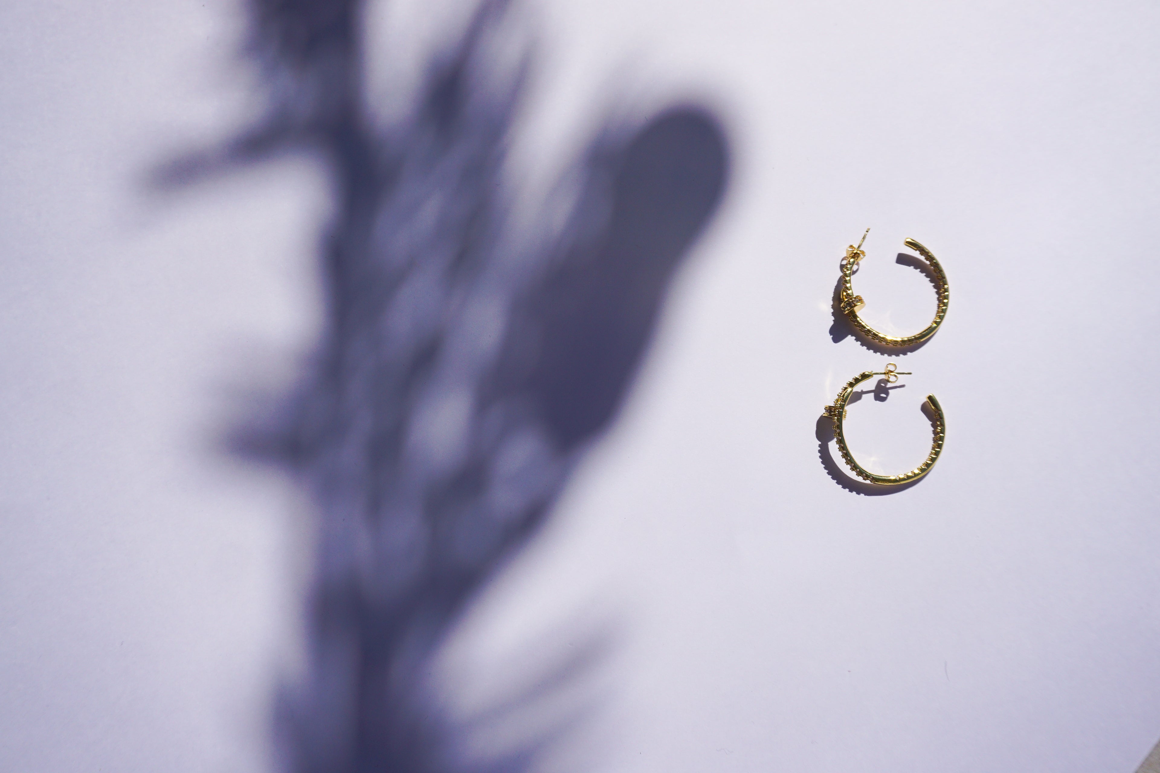 Arracada clavo dorada