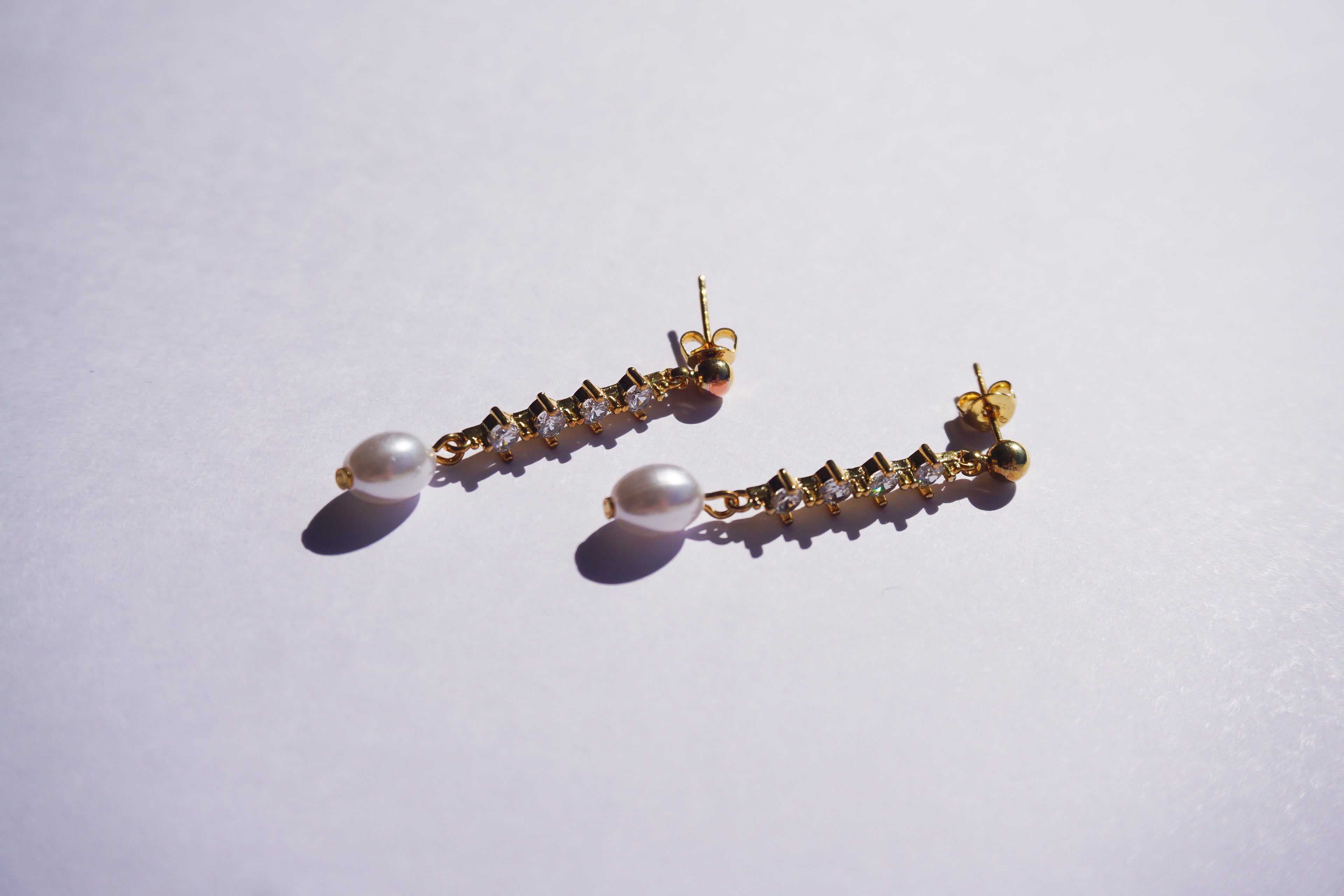 Arete largo zirconias y perla