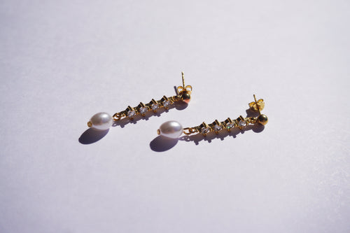 Arete largo zirconias y perla