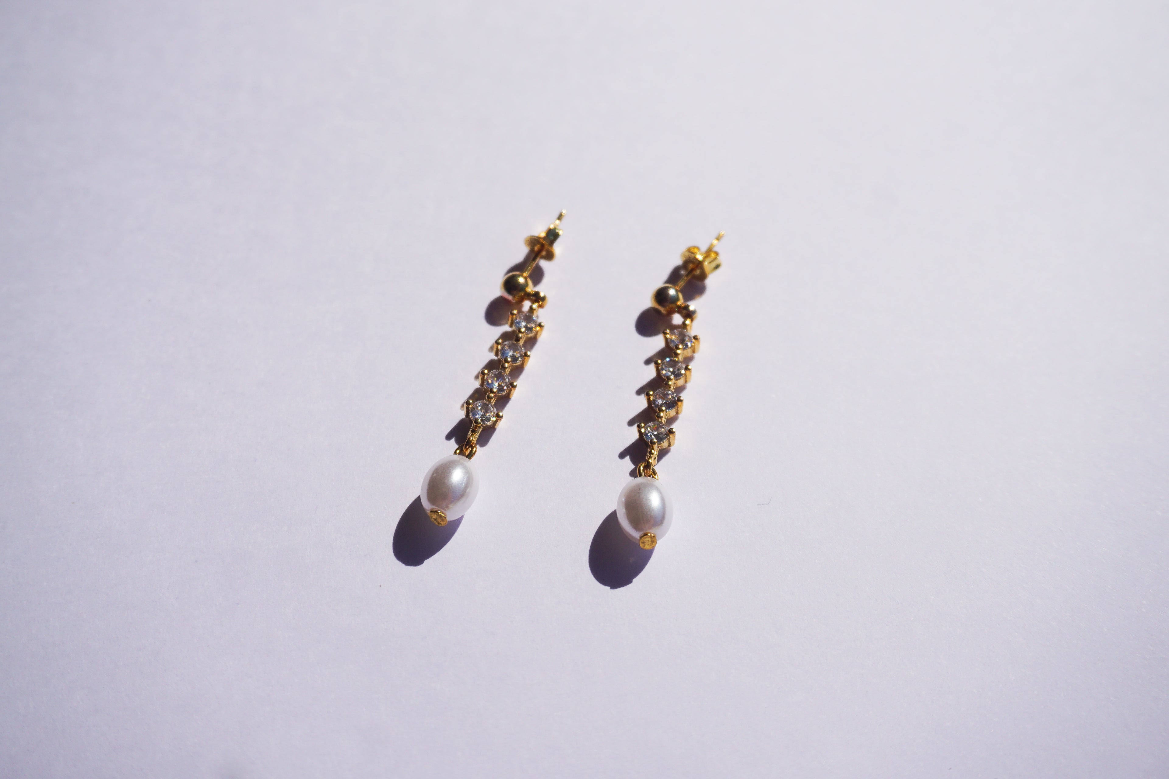 Arete largo zirconias y perla