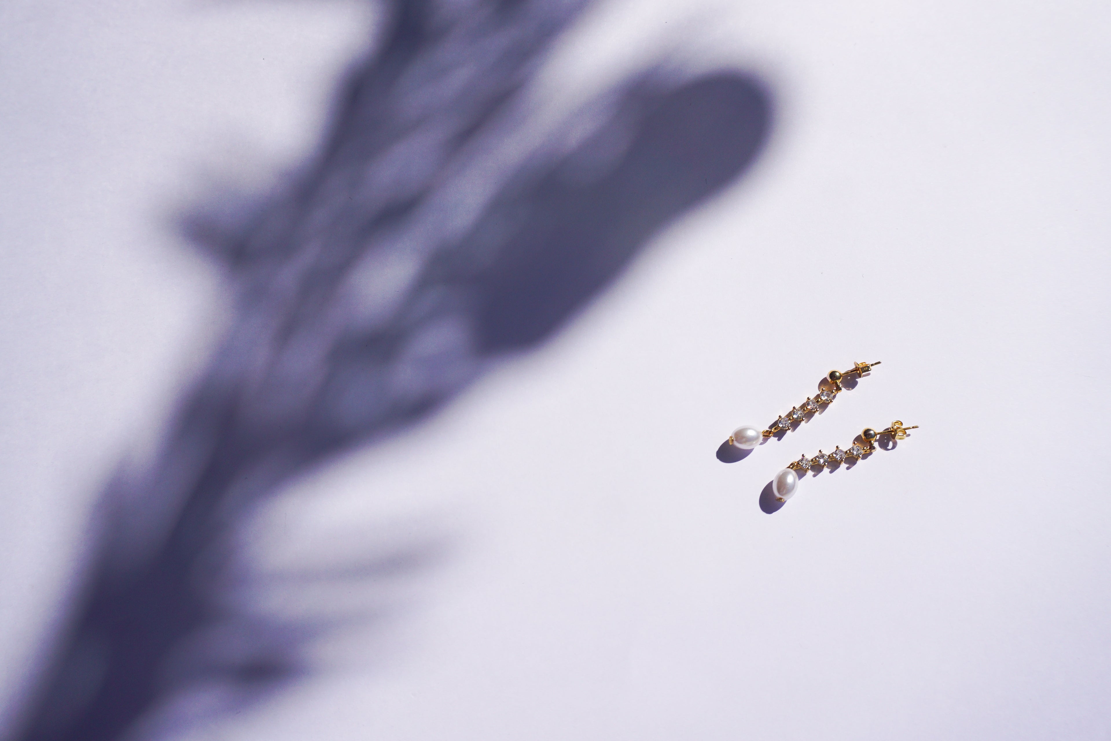 Arete largo zirconias y perla