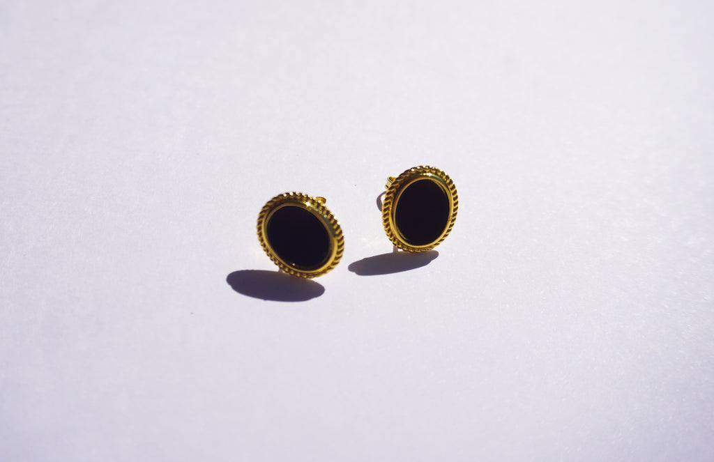 Broquel negro con contorno dorado