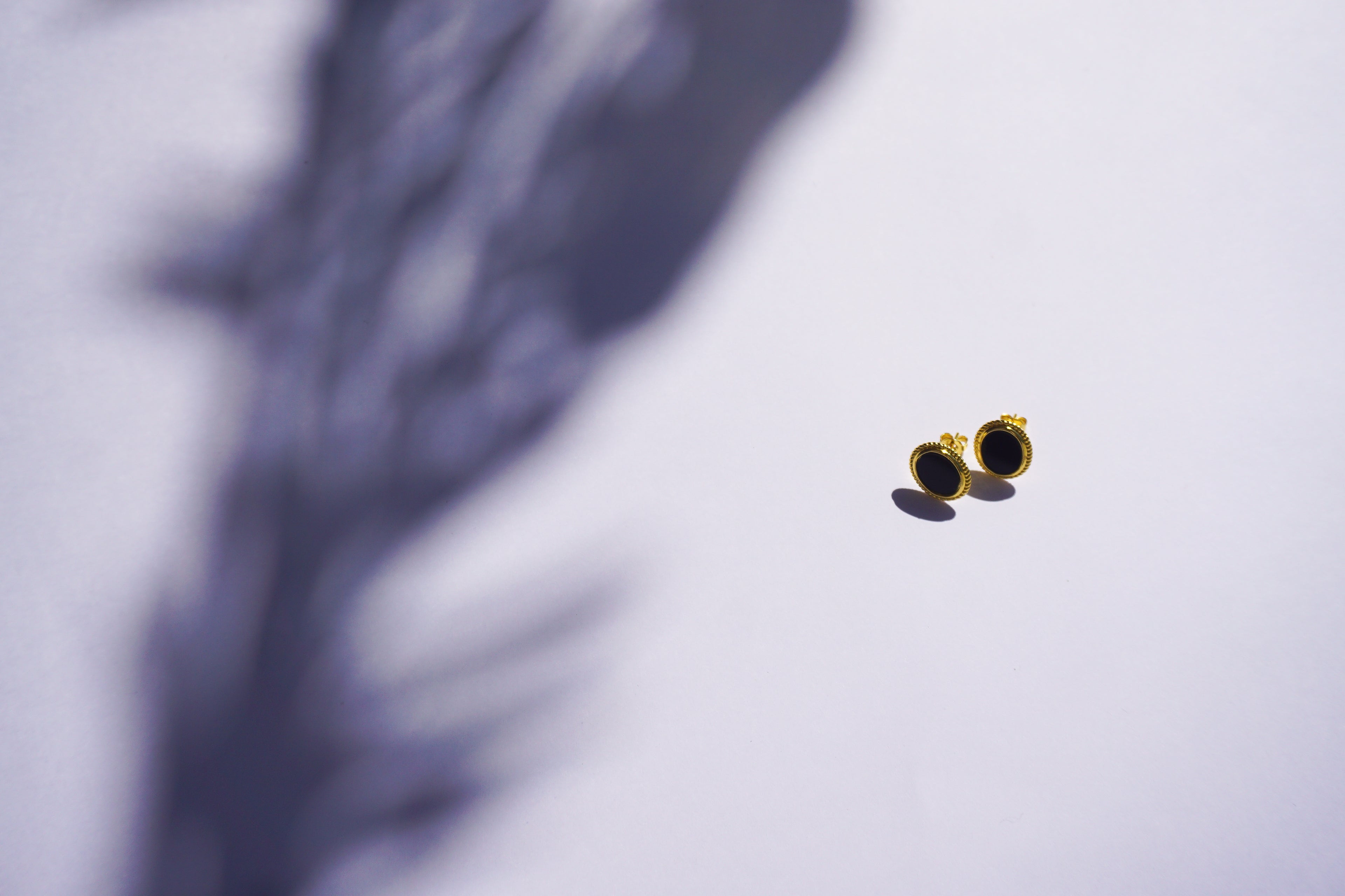 Broquel negro con contorno dorado