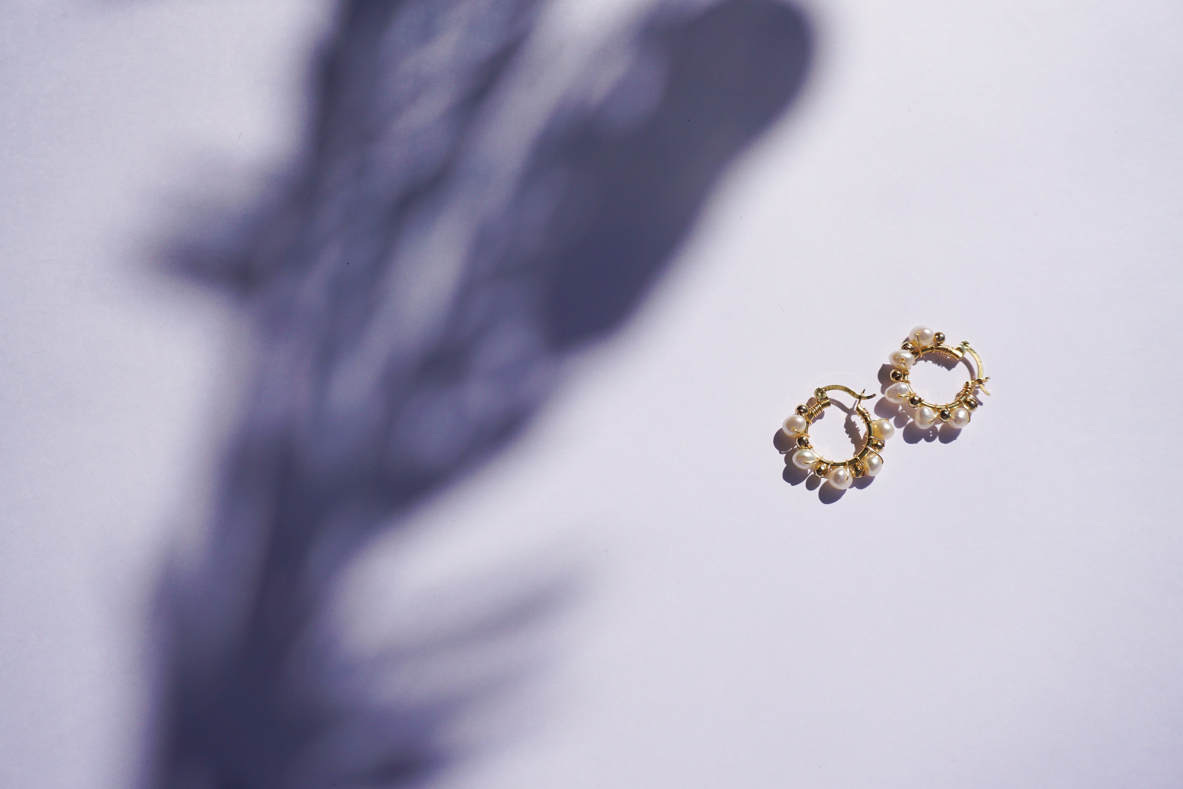 Huggies dorados con perla y bolita dorada