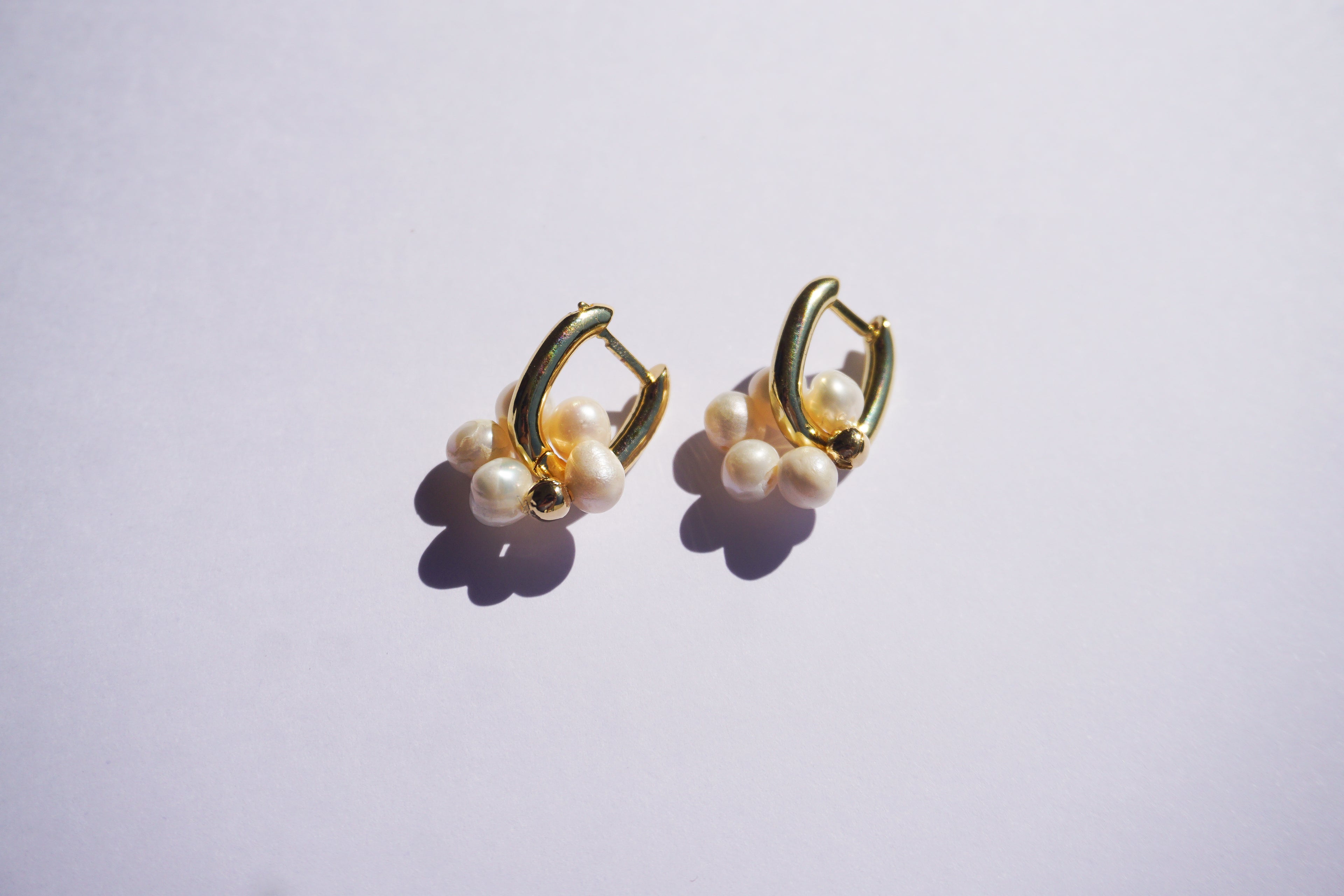 Huggies dorados con flor de perlas