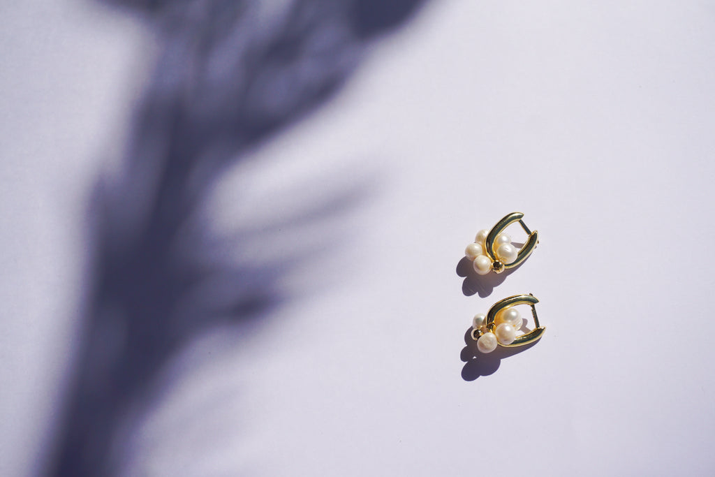 Huggies dorados con flor de perlas