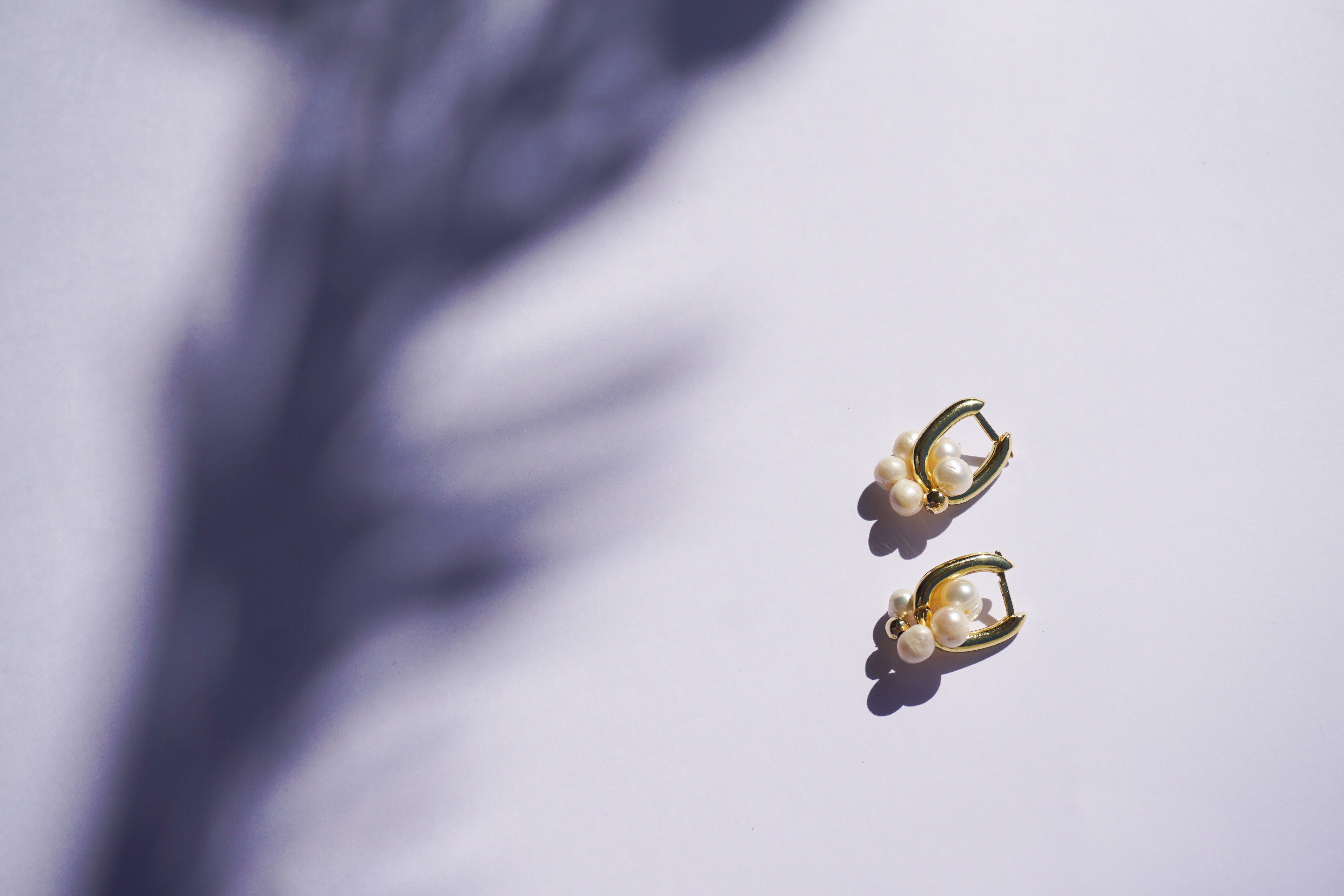 Huggies dorados con flor de perlas