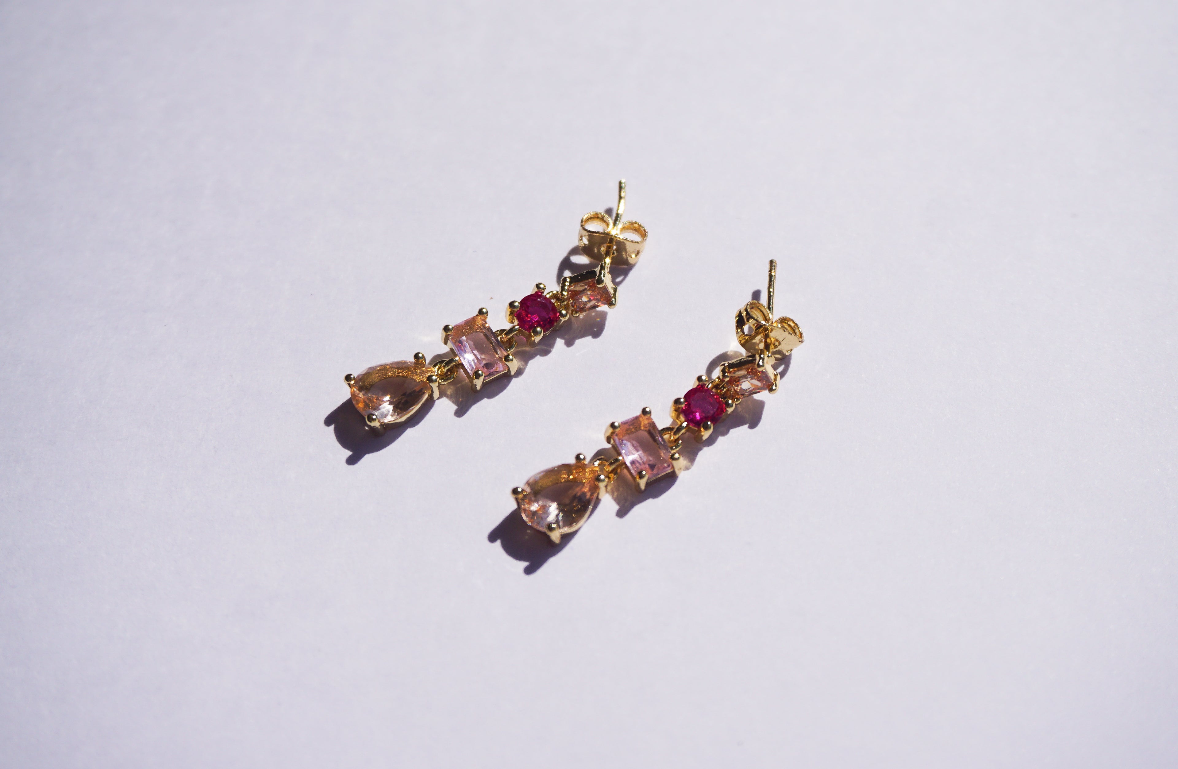 Arete largo piedras rosas