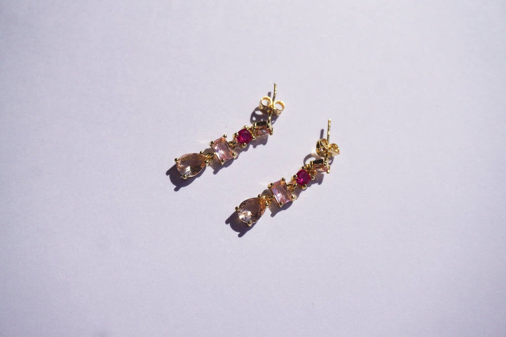 Arete largo piedras rosas