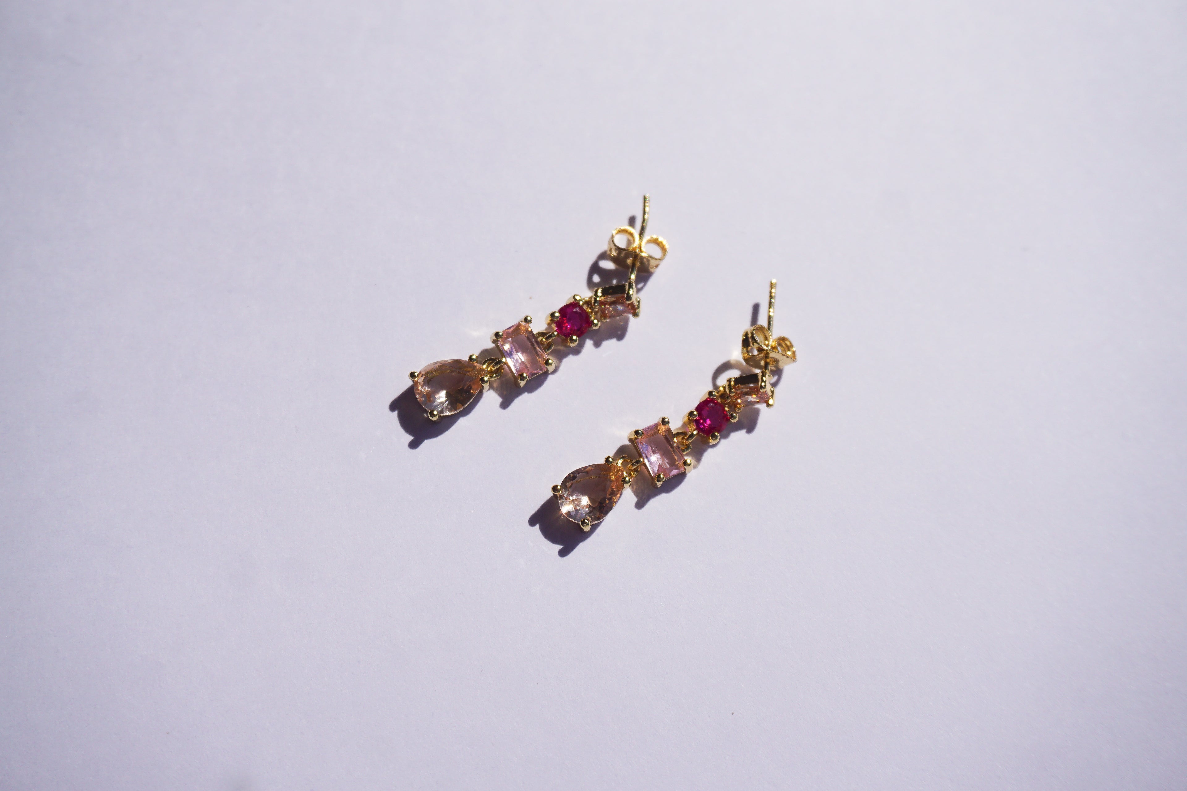 Arete largo piedras rosas