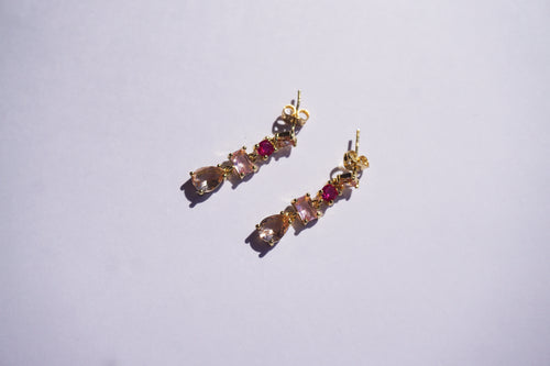 Arete largo piedras rosas