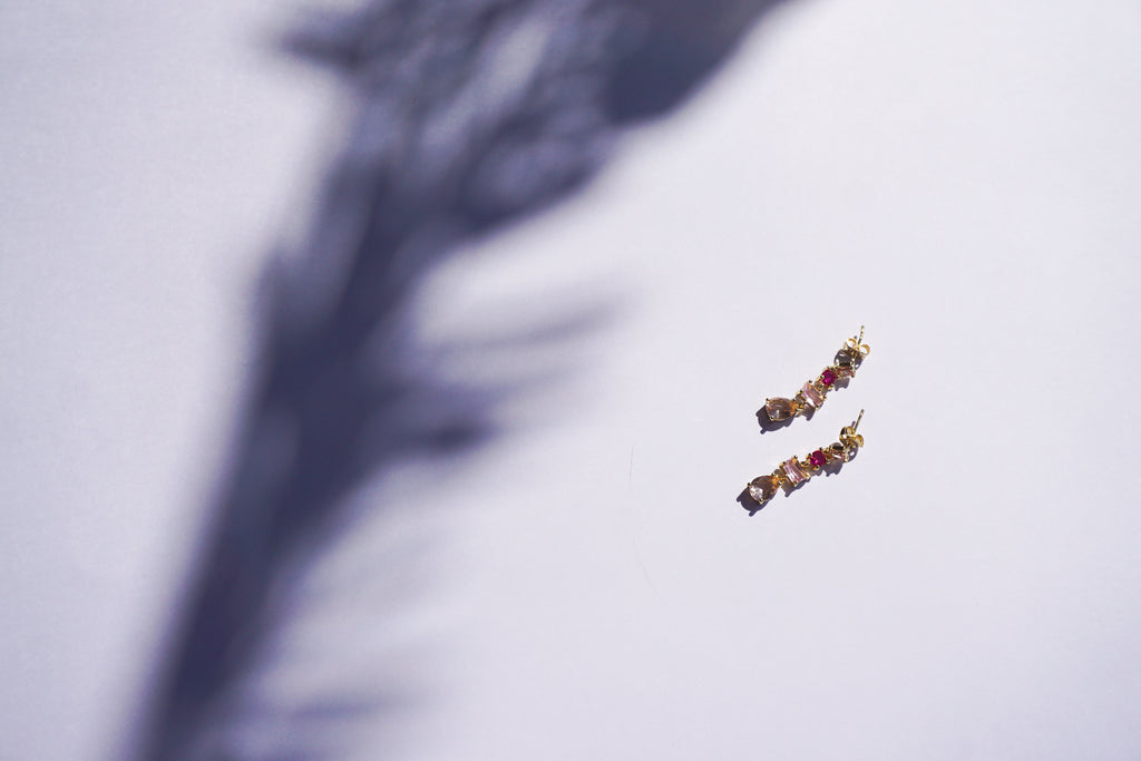 Arete largo piedras rosas