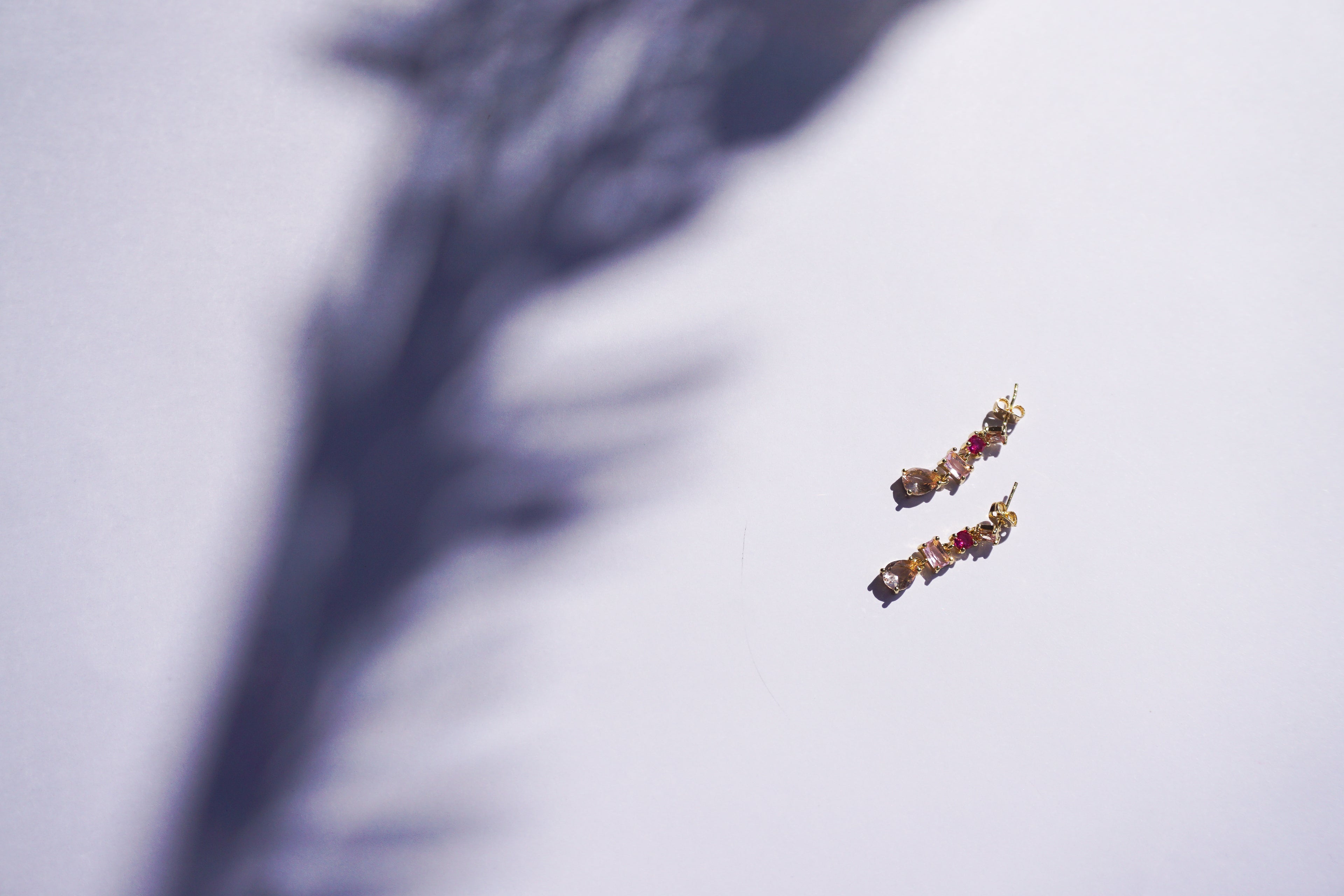 Arete largo piedras rosas