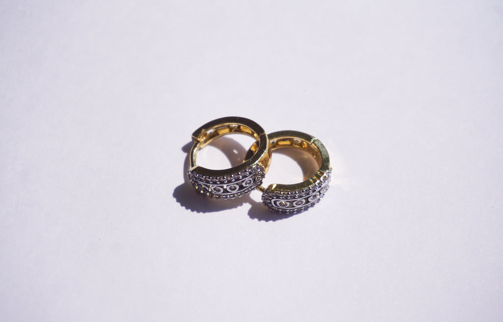 Huggies dorados con zirconias