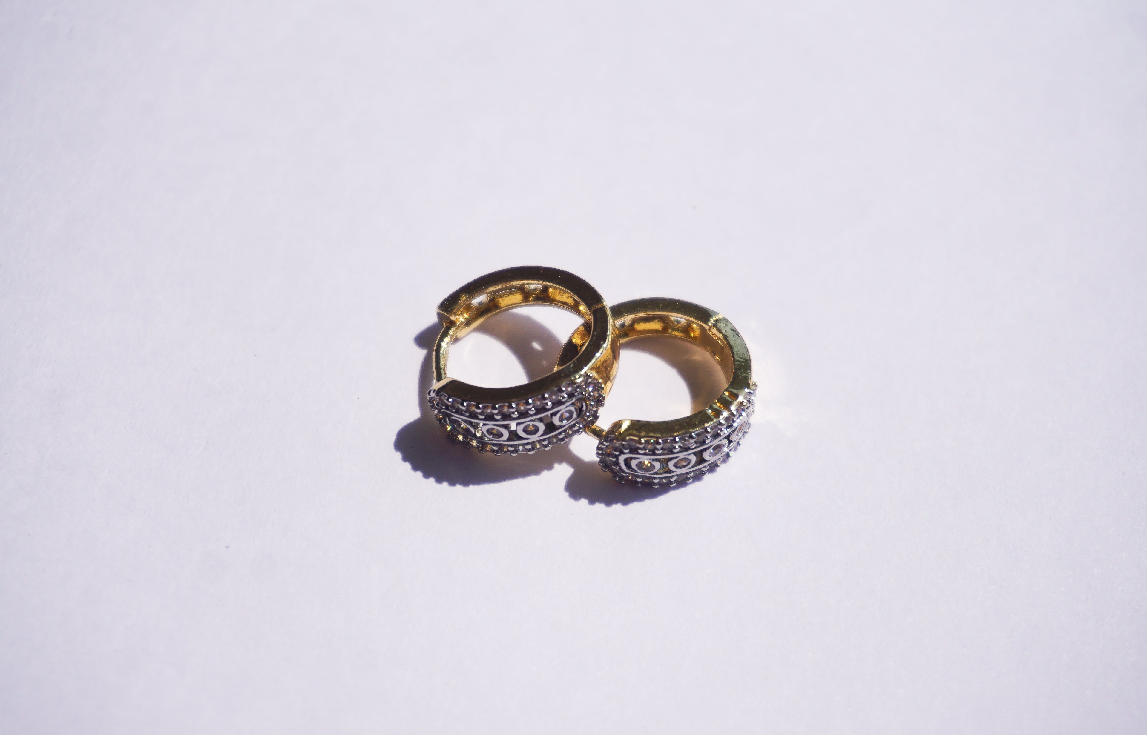 Huggies dorados con zirconias