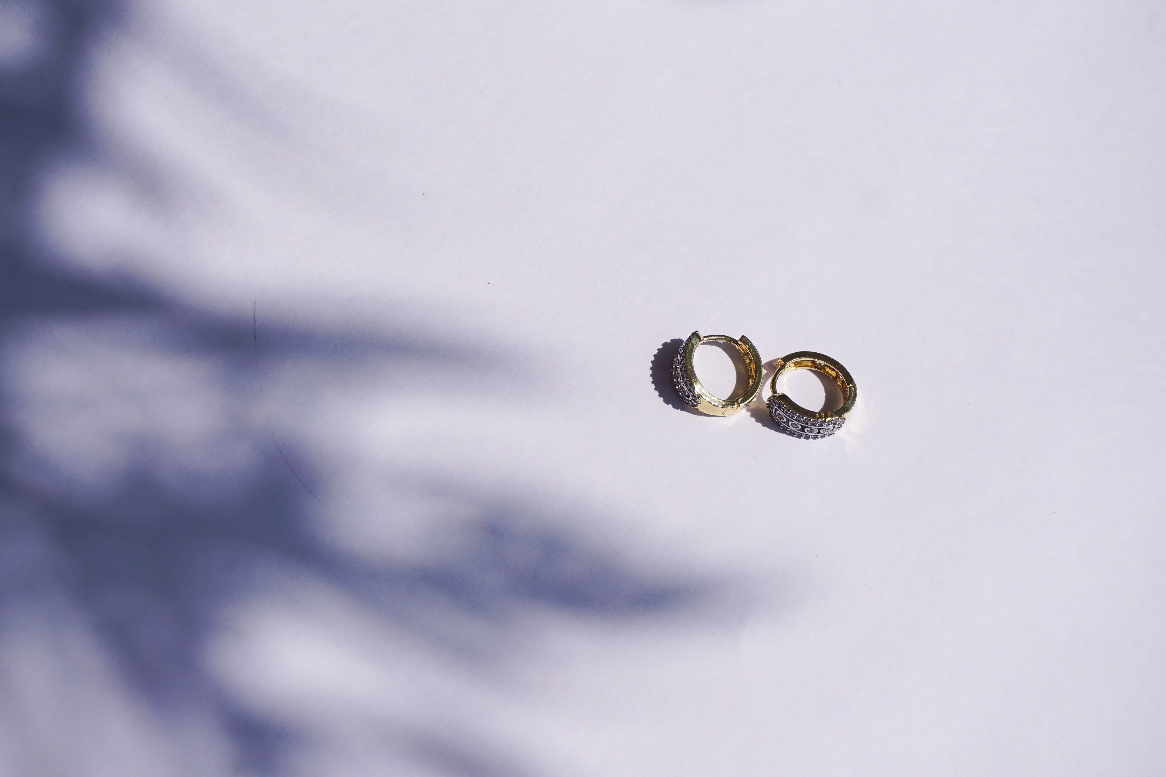 Huggies dorados con zirconias