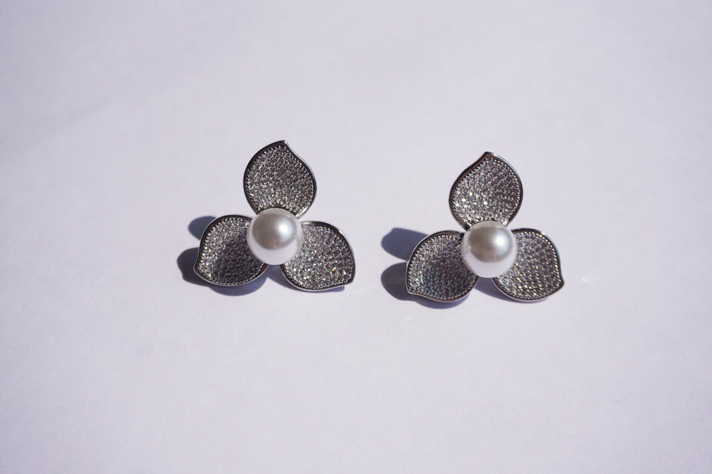 Broquel flor plateada con zirconias