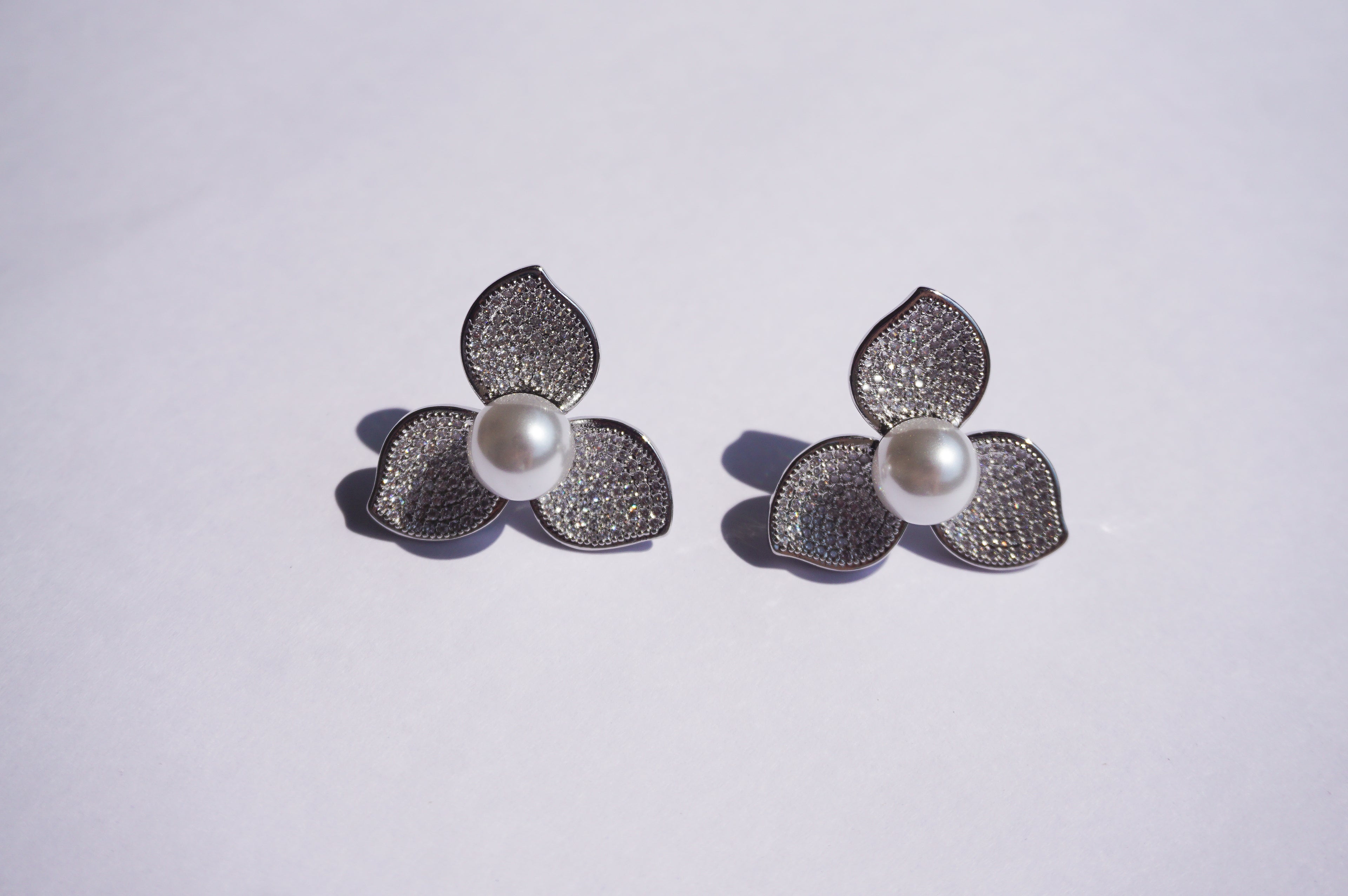 Broquel flor plateada con zirconias