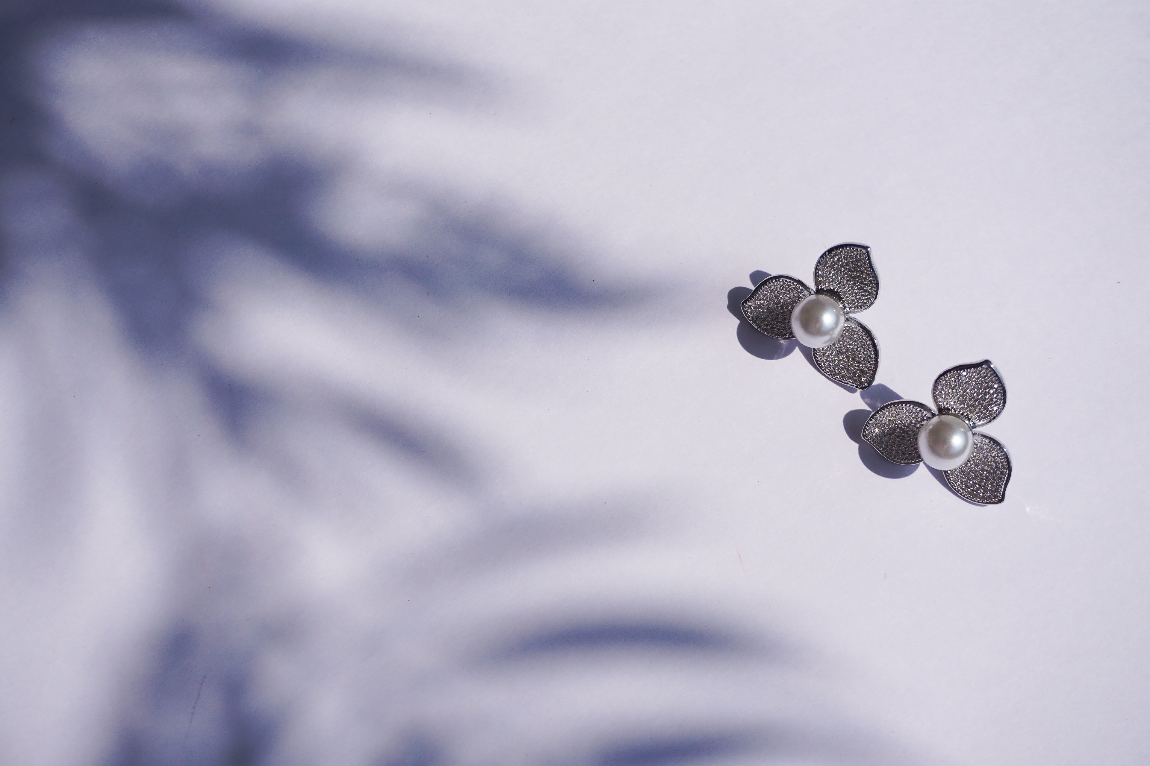 Broquel flor plateada con zirconias