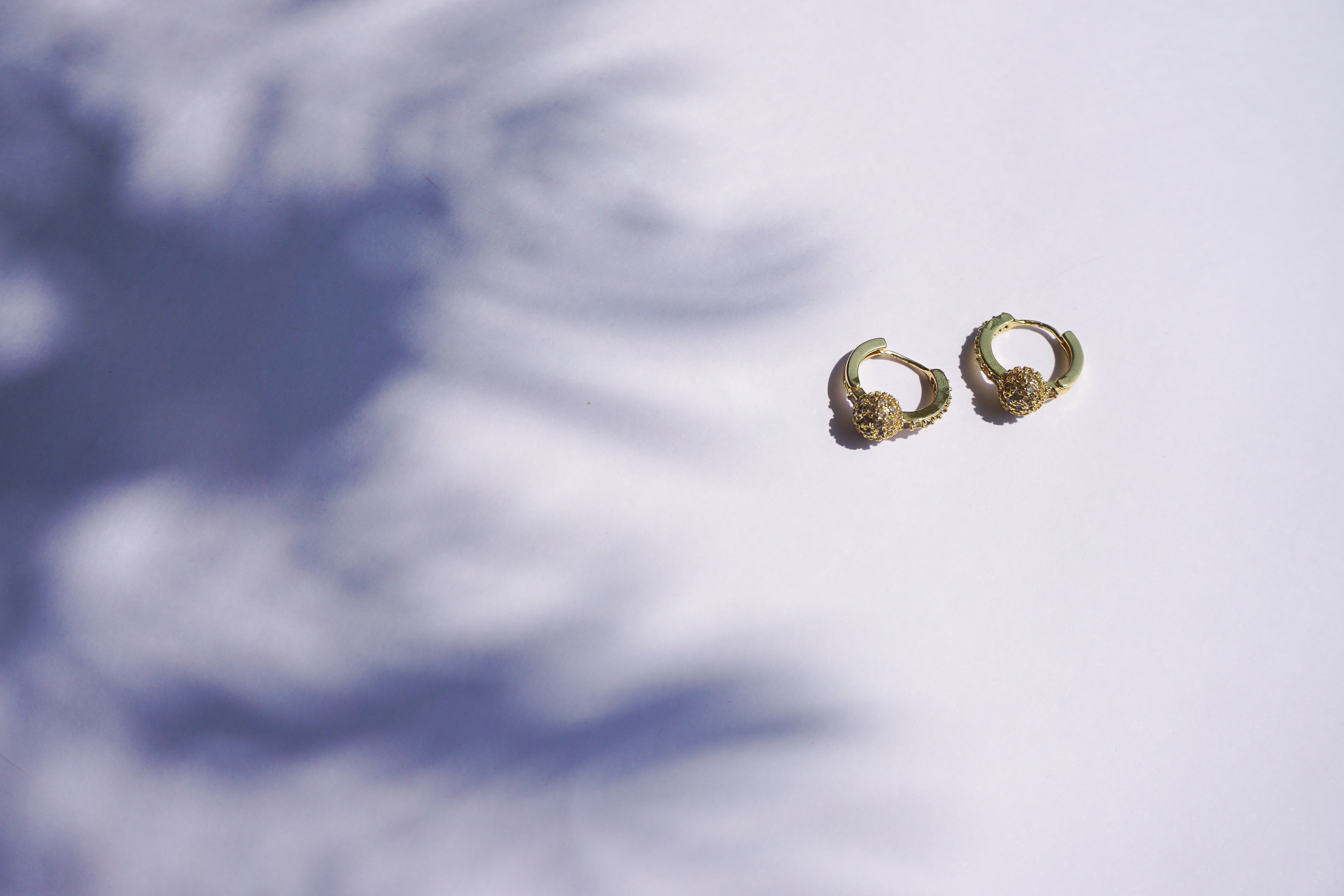 Huggies con bolita de zirconia