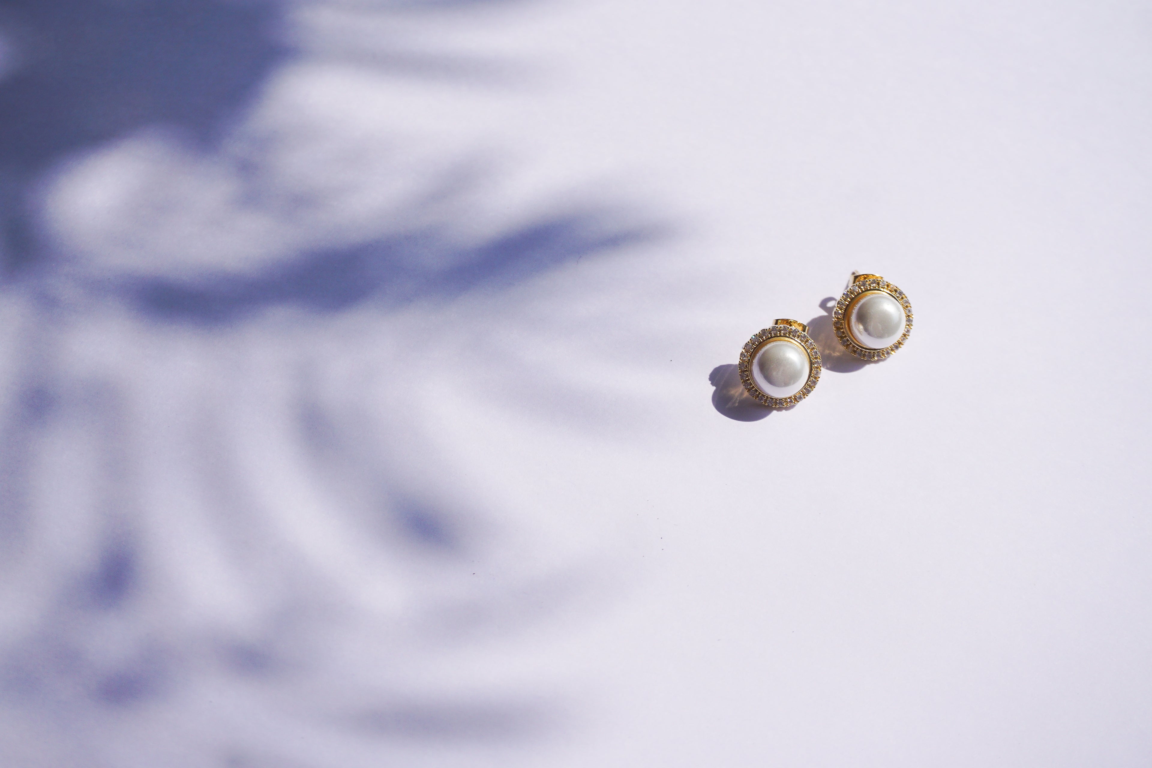 Broquel círculo zirconias y perla