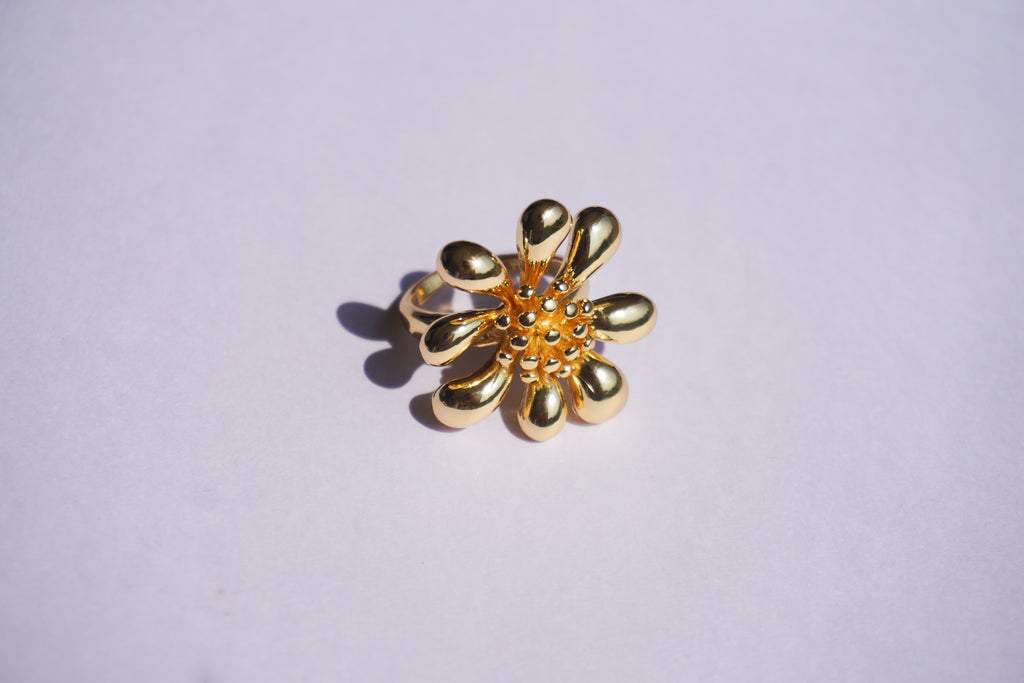 Anillo de chapa de oro de flor