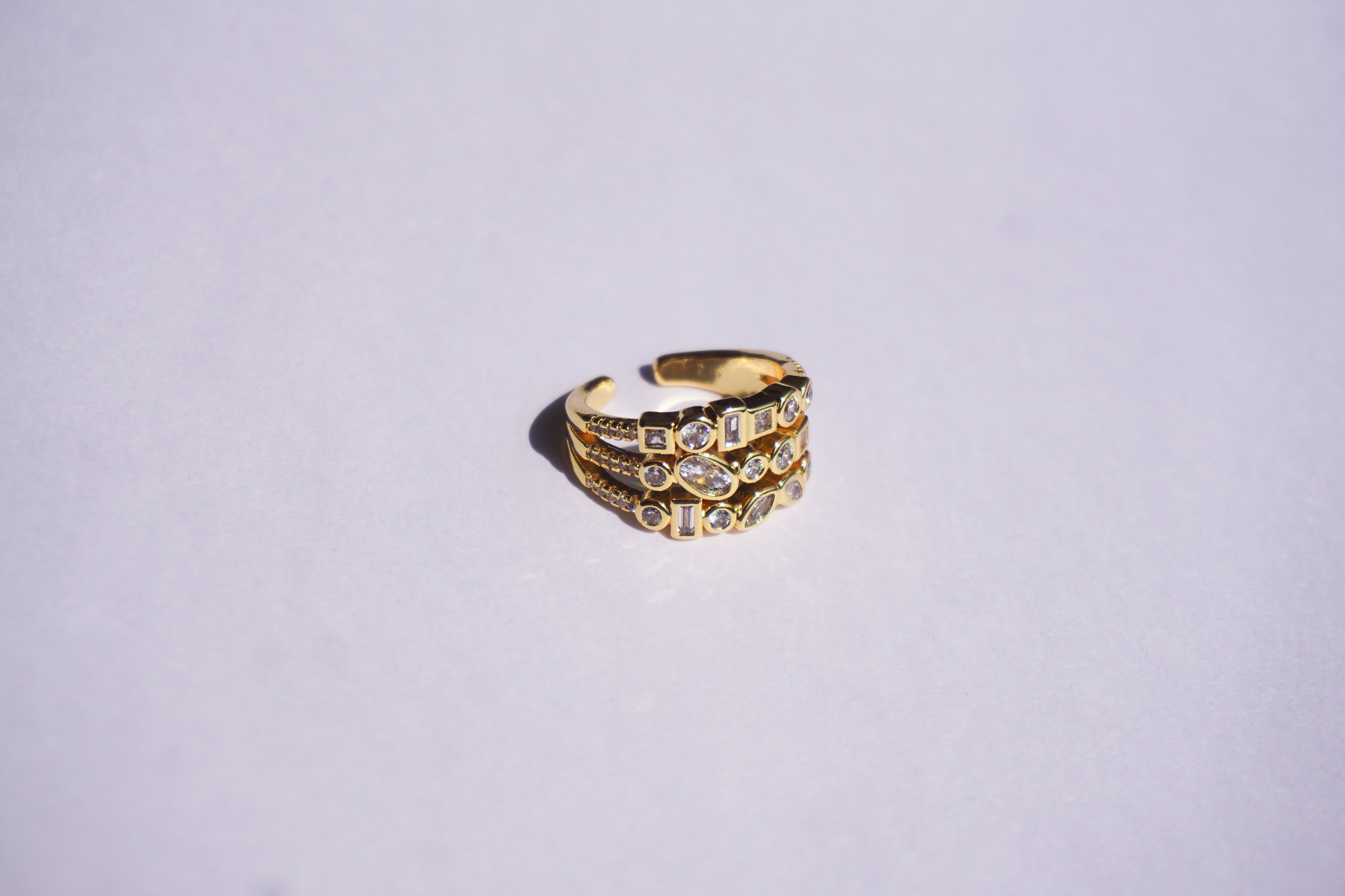 Anillo de chapa de oro con figuras de zirconias