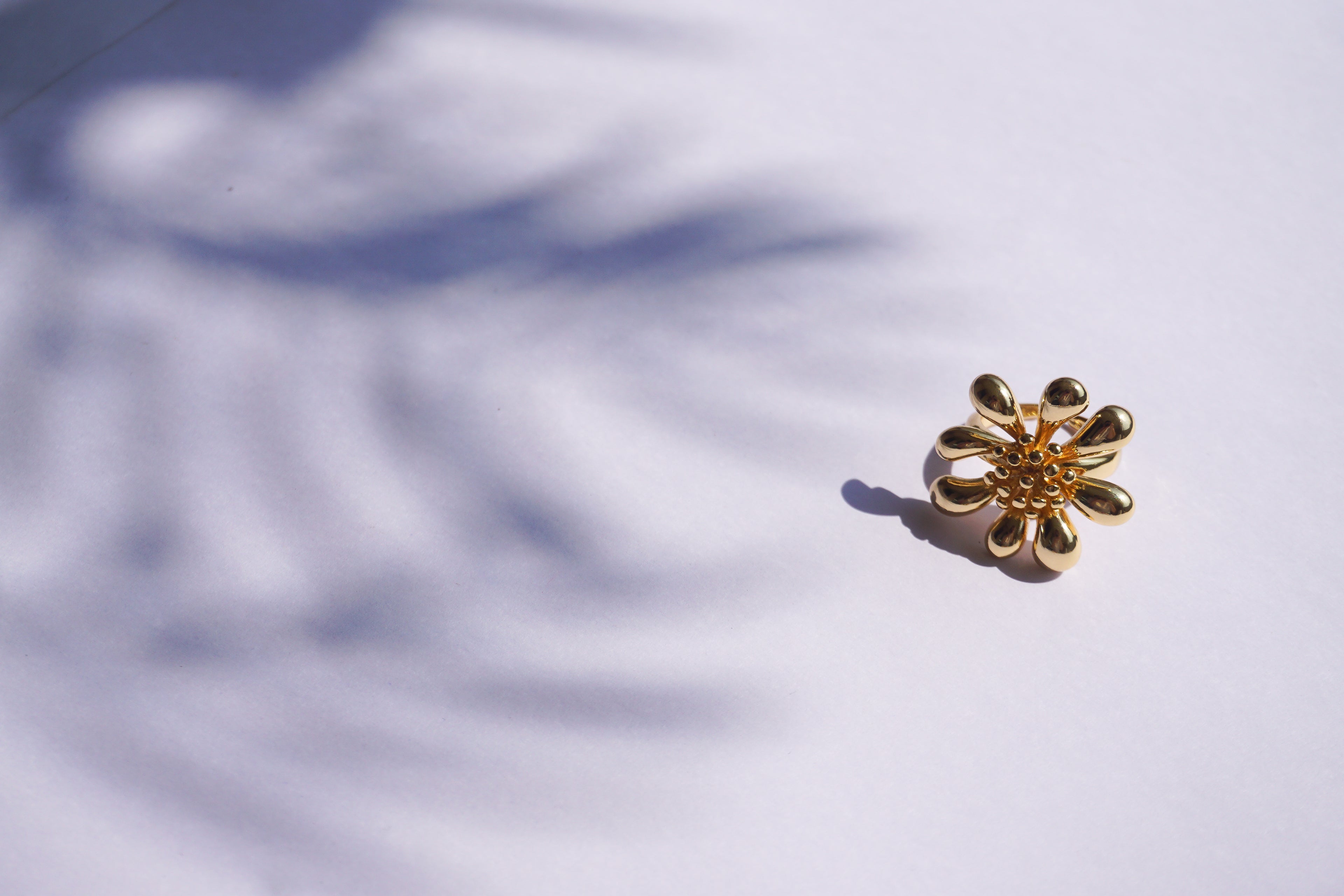 Anillo de chapa de oro de flor