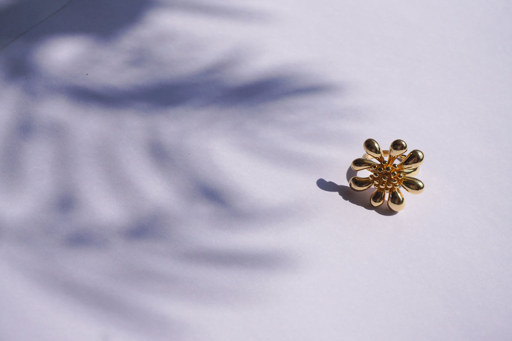 Anillo de chapa de oro de flor