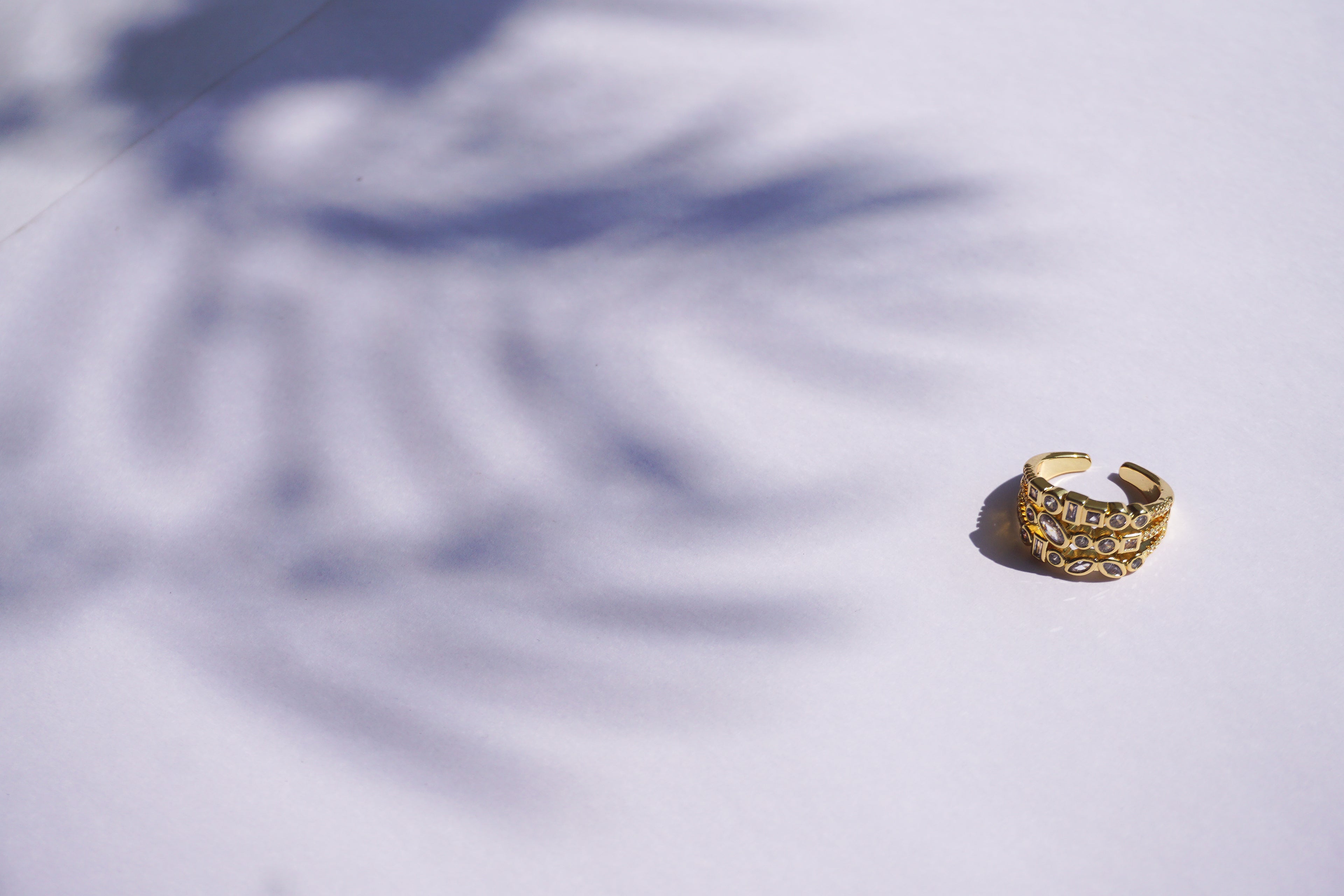Anillo de chapa de oro con figuras de zirconias
