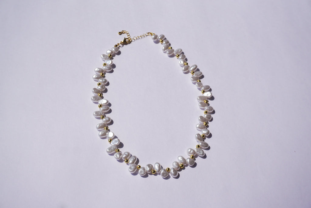 Collar perla y bolitas doradas