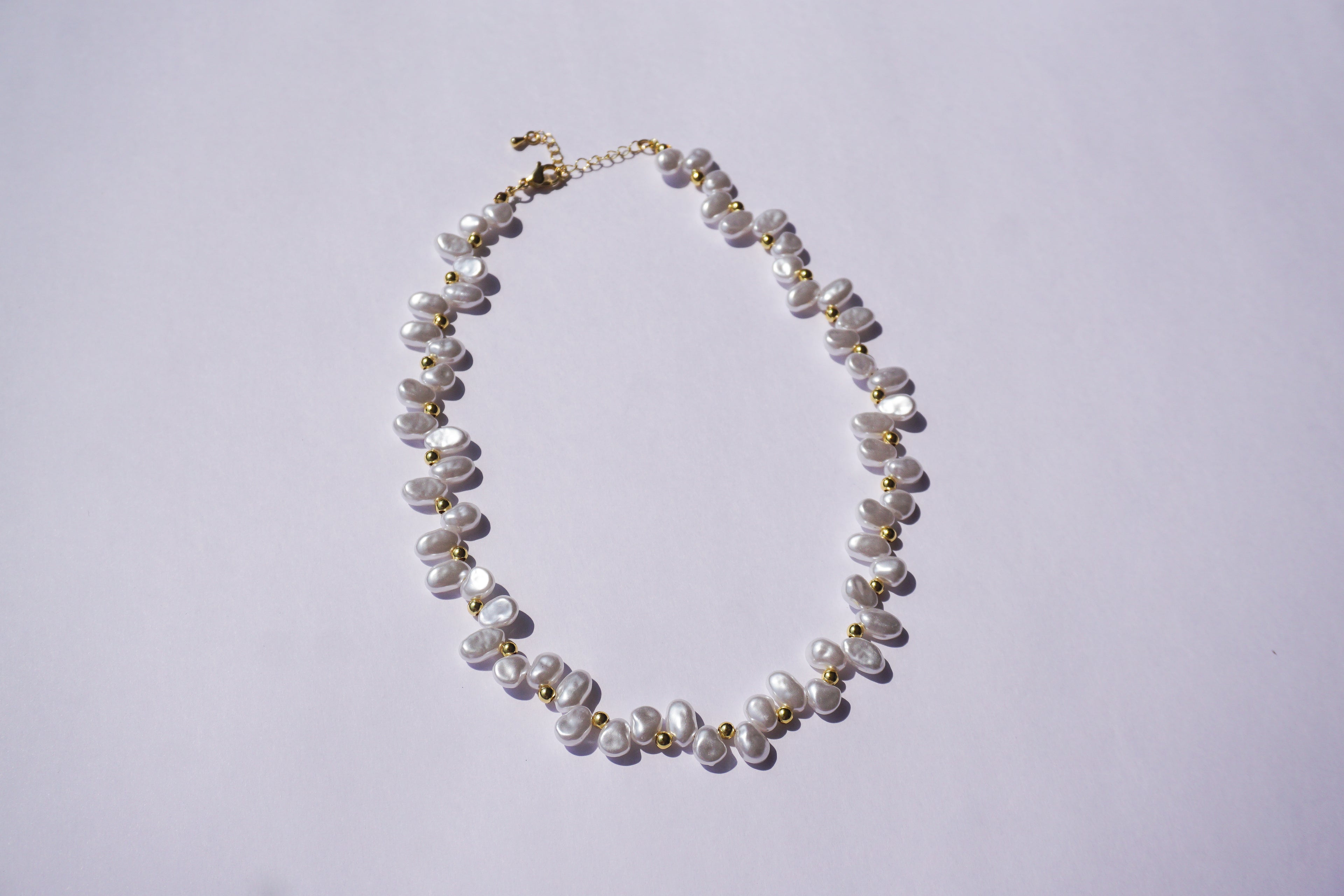 Collar perla y bolitas doradas