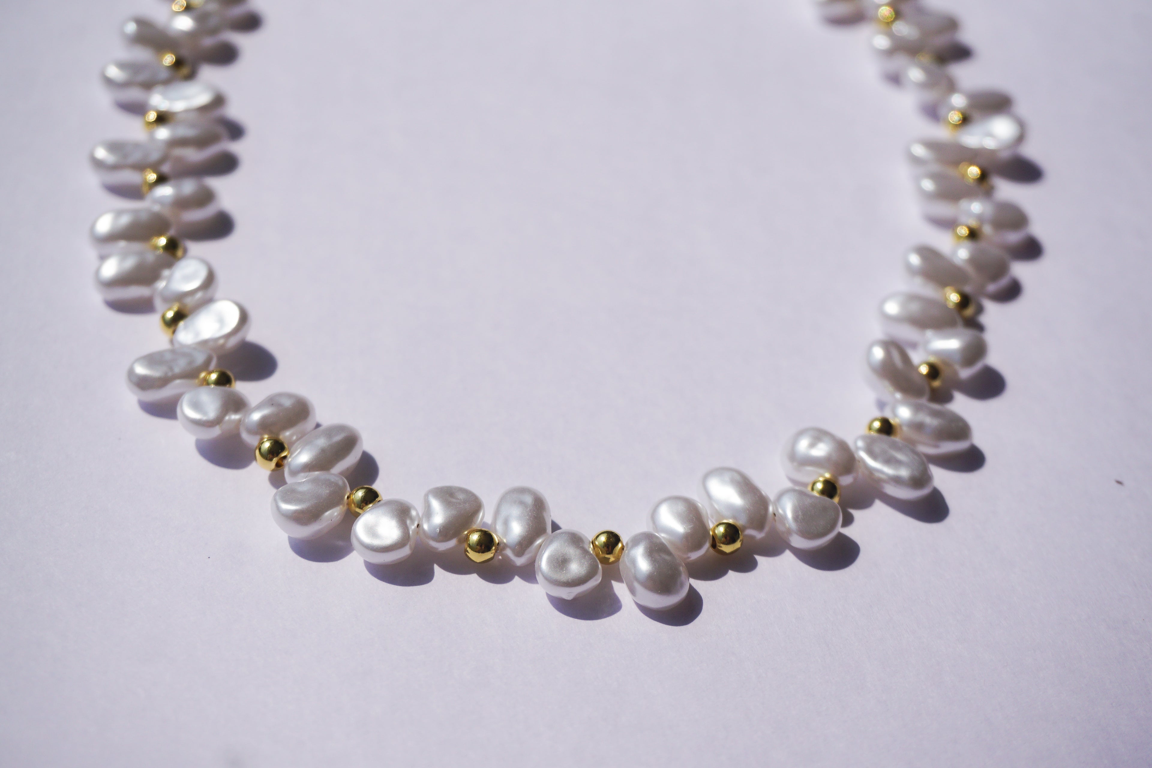 Collar perla y bolitas doradas