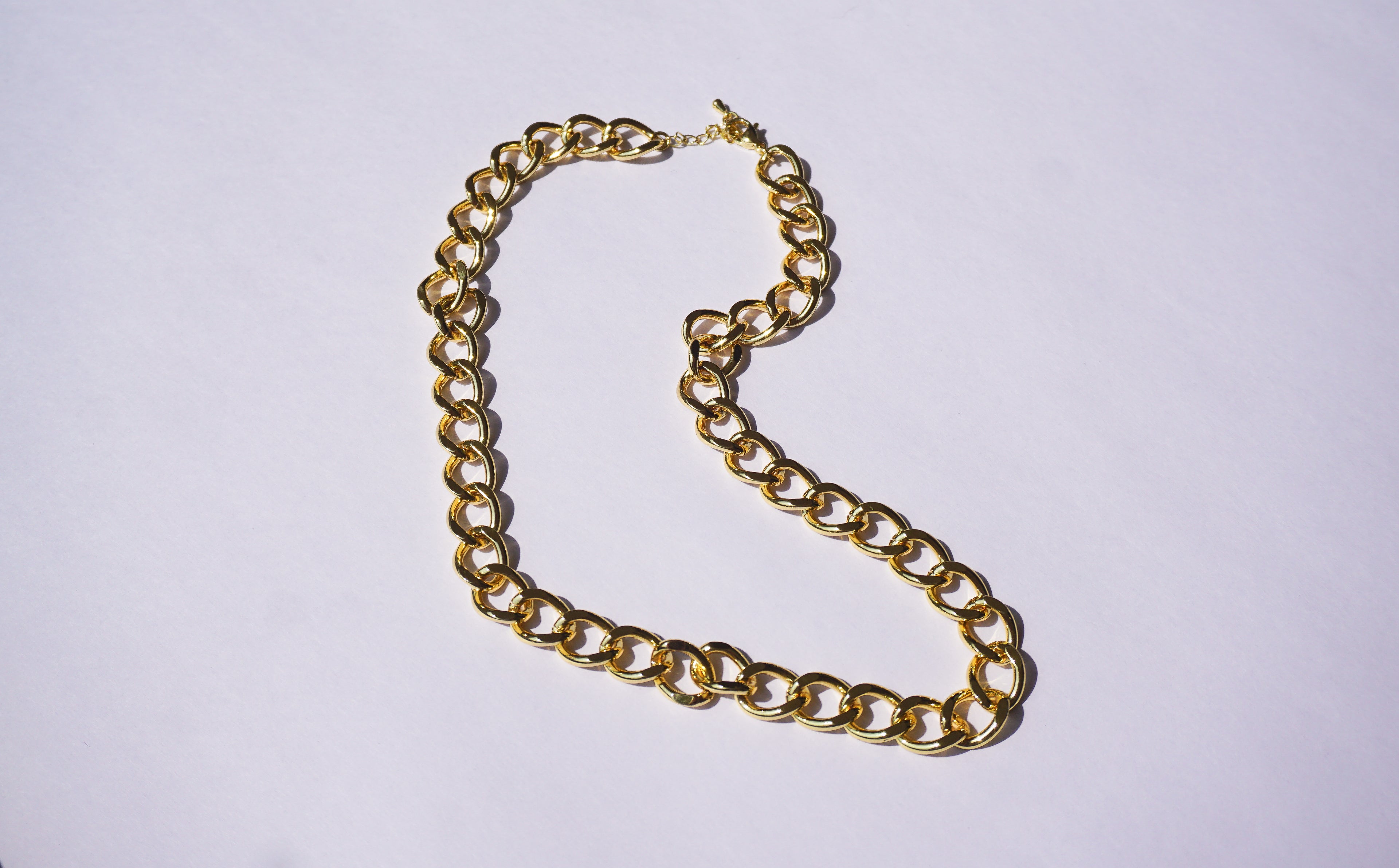 Cadena dorada de eslabones