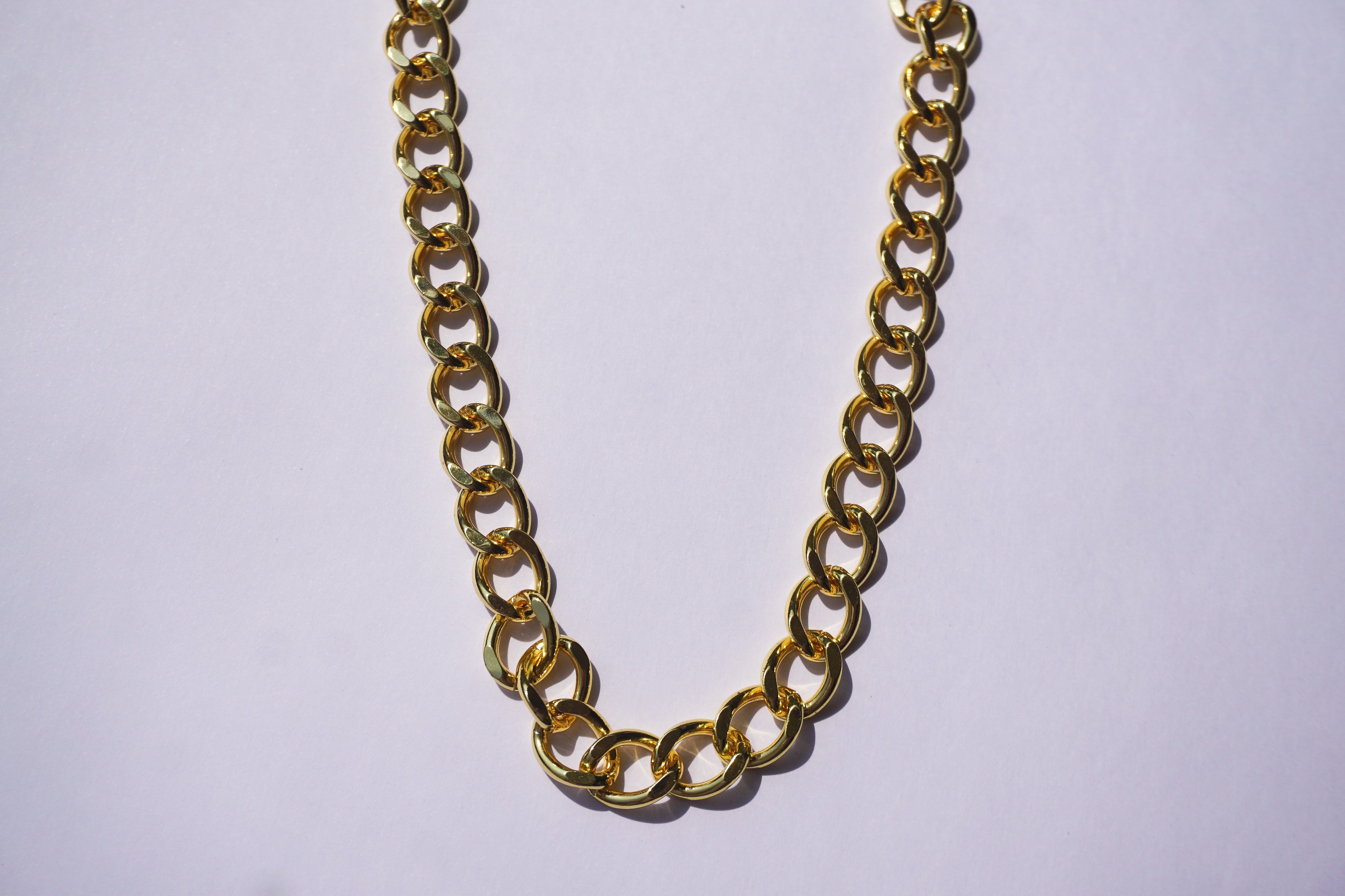 Cadena dorada de eslabones