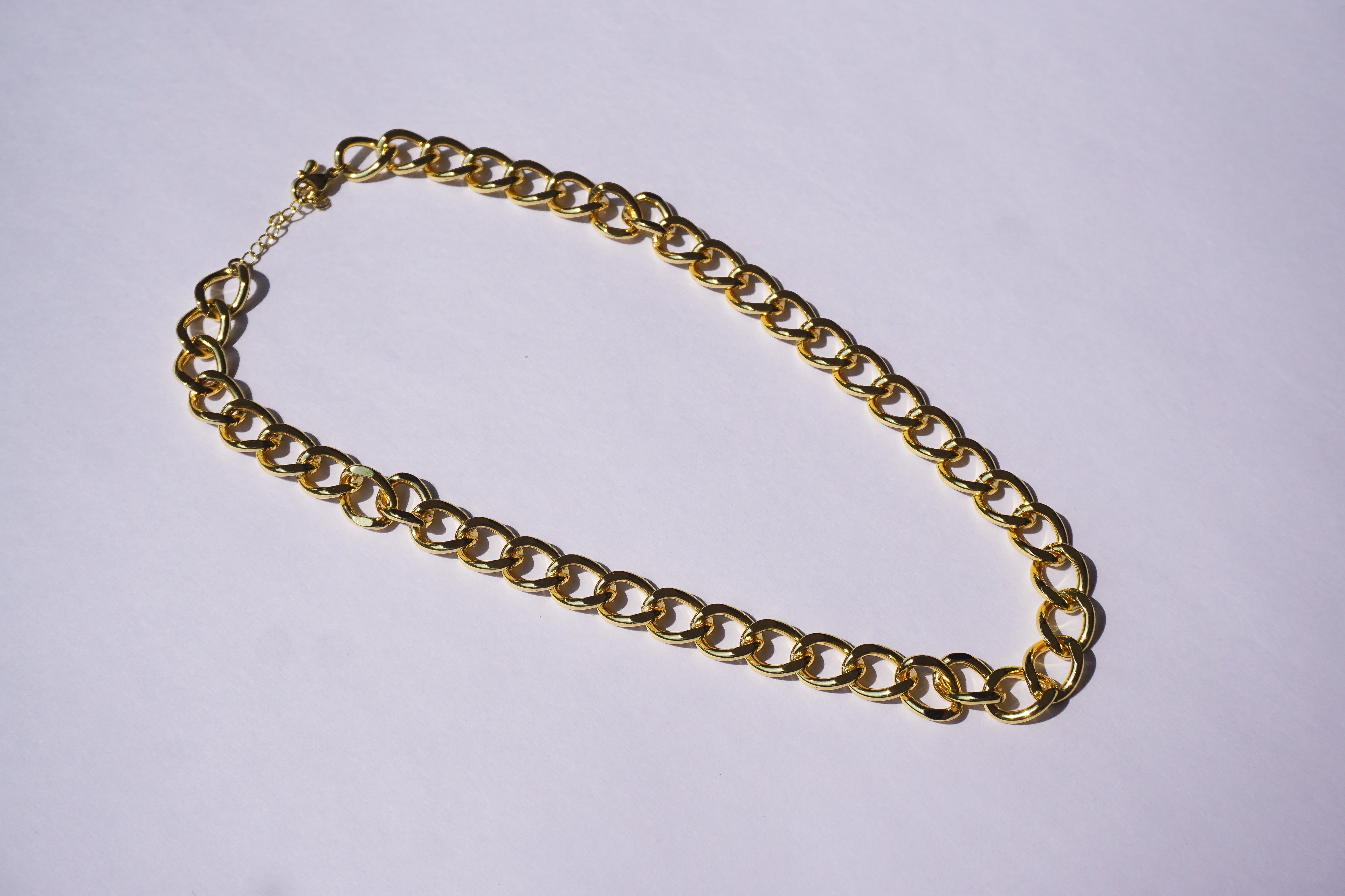 Cadena dorada de eslabones