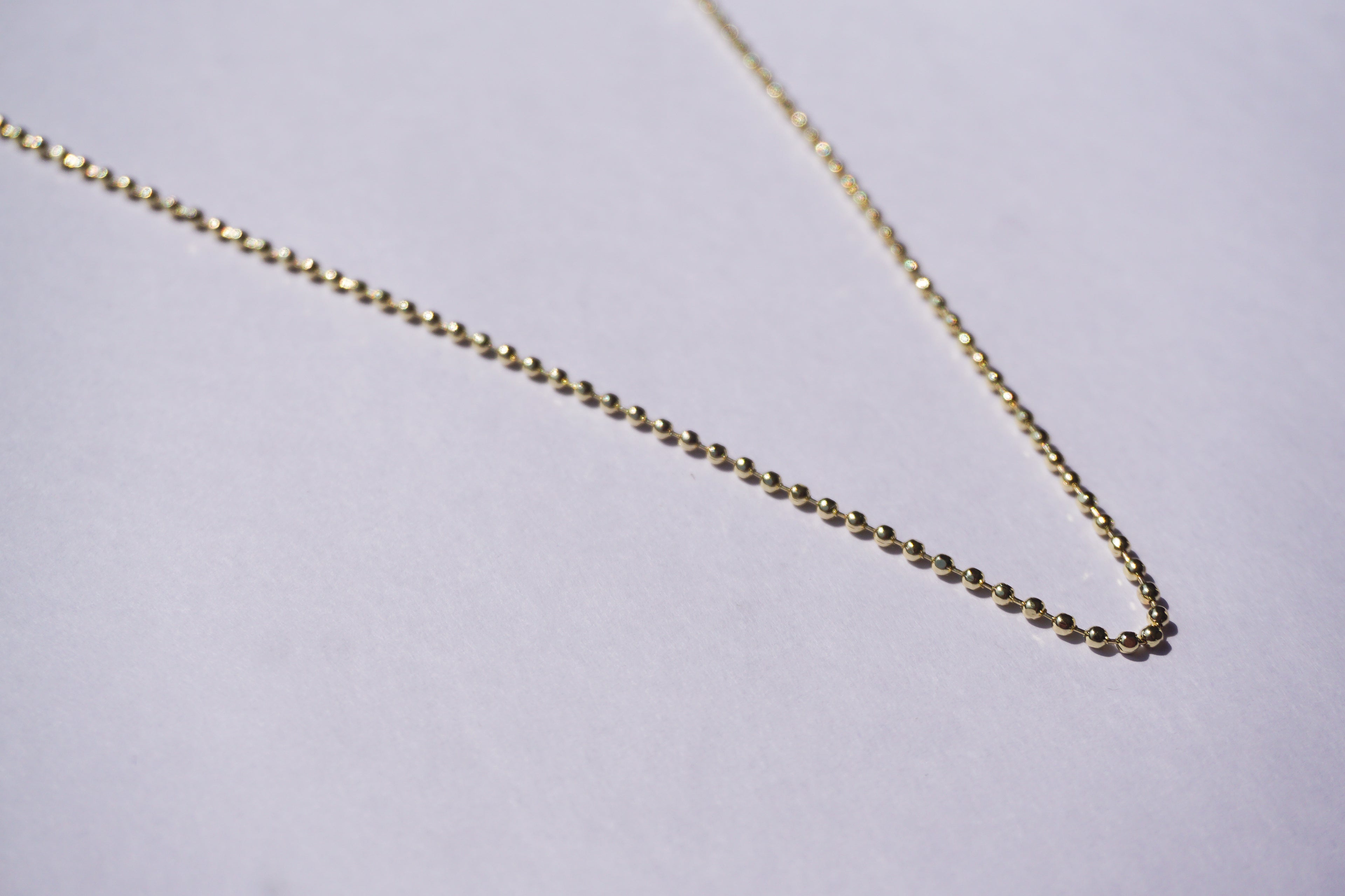 Cadena dorada de bolitas mini