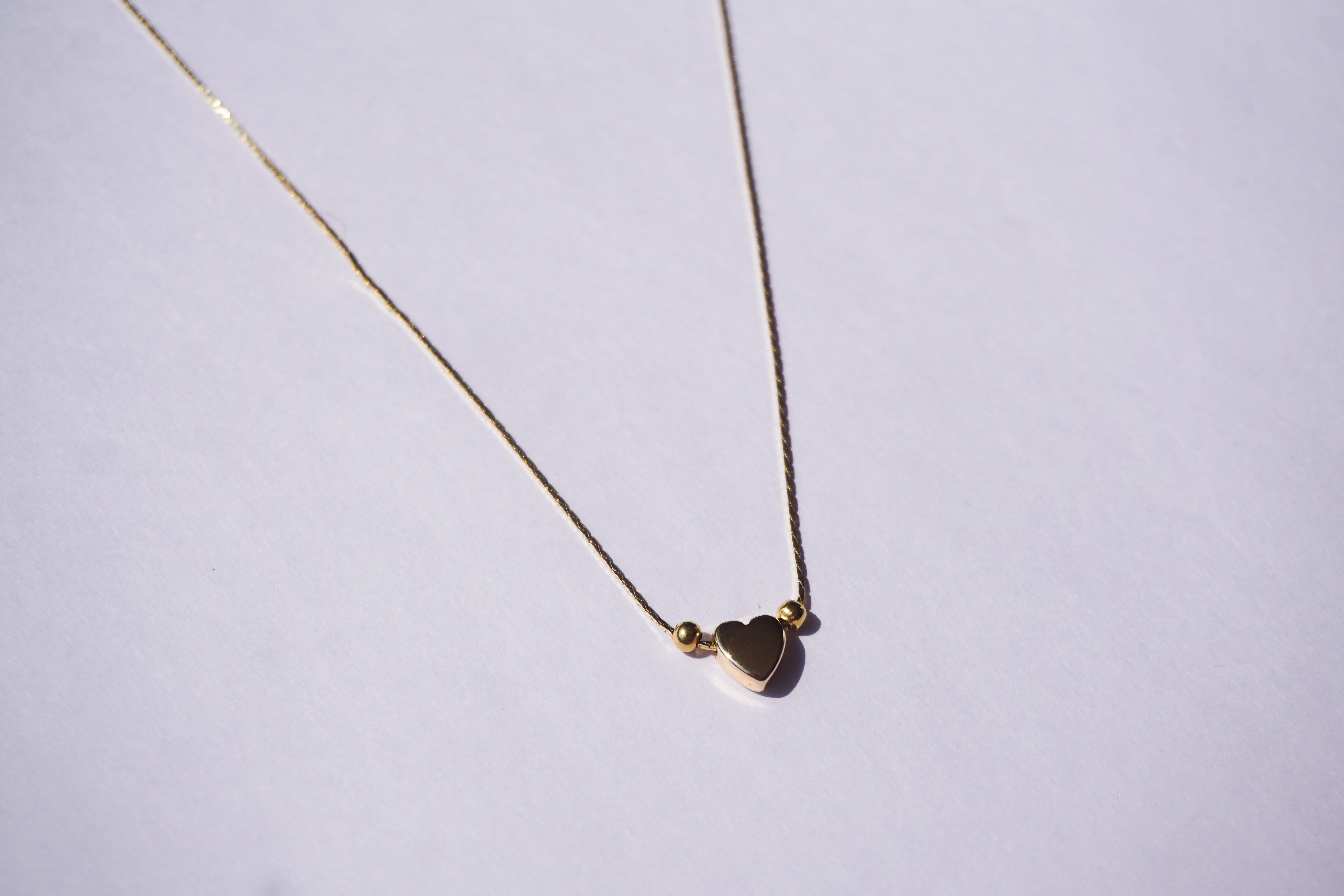 Gargantilla dorada con corazón en el centro