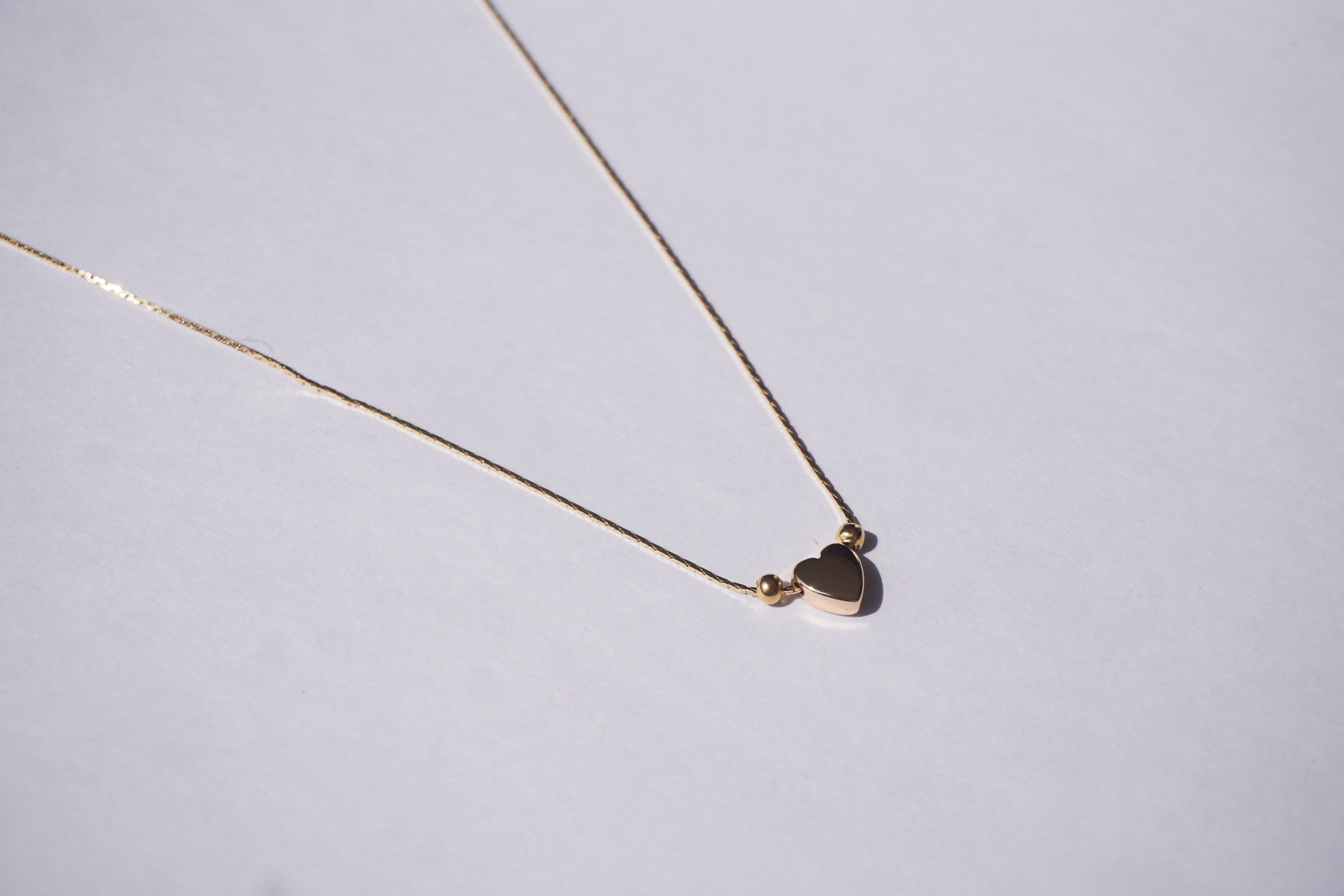 Gargantilla dorada con corazón en el centro