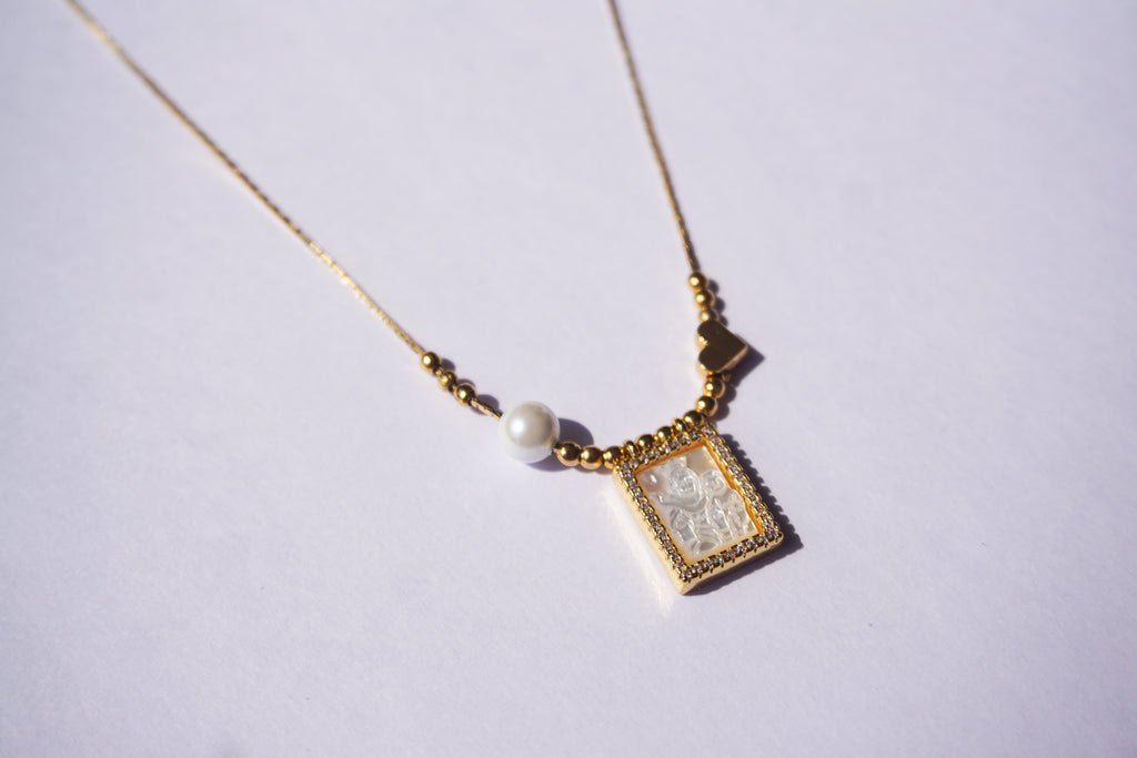 Garganitlla dorada con escapulario dorado y corazón con perla