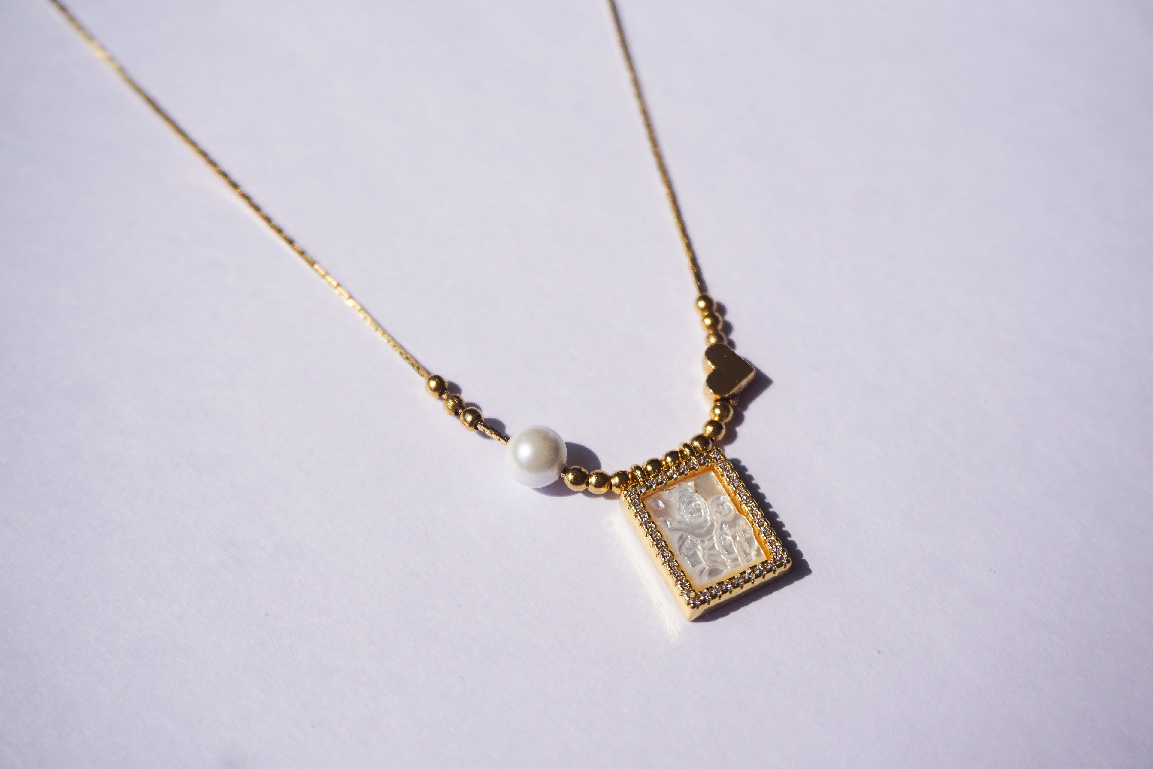 Garganitlla dorada con escapulario dorado y corazón con perla