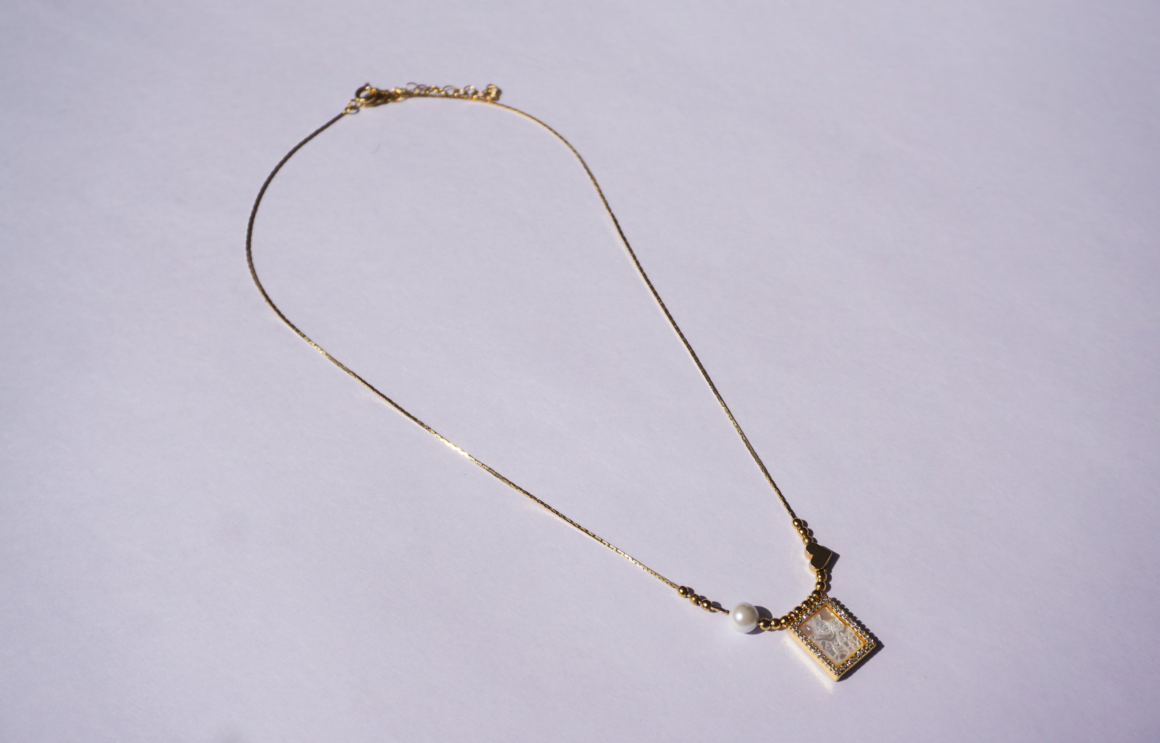 Garganitlla dorada con escapulario dorado y corazón con perla