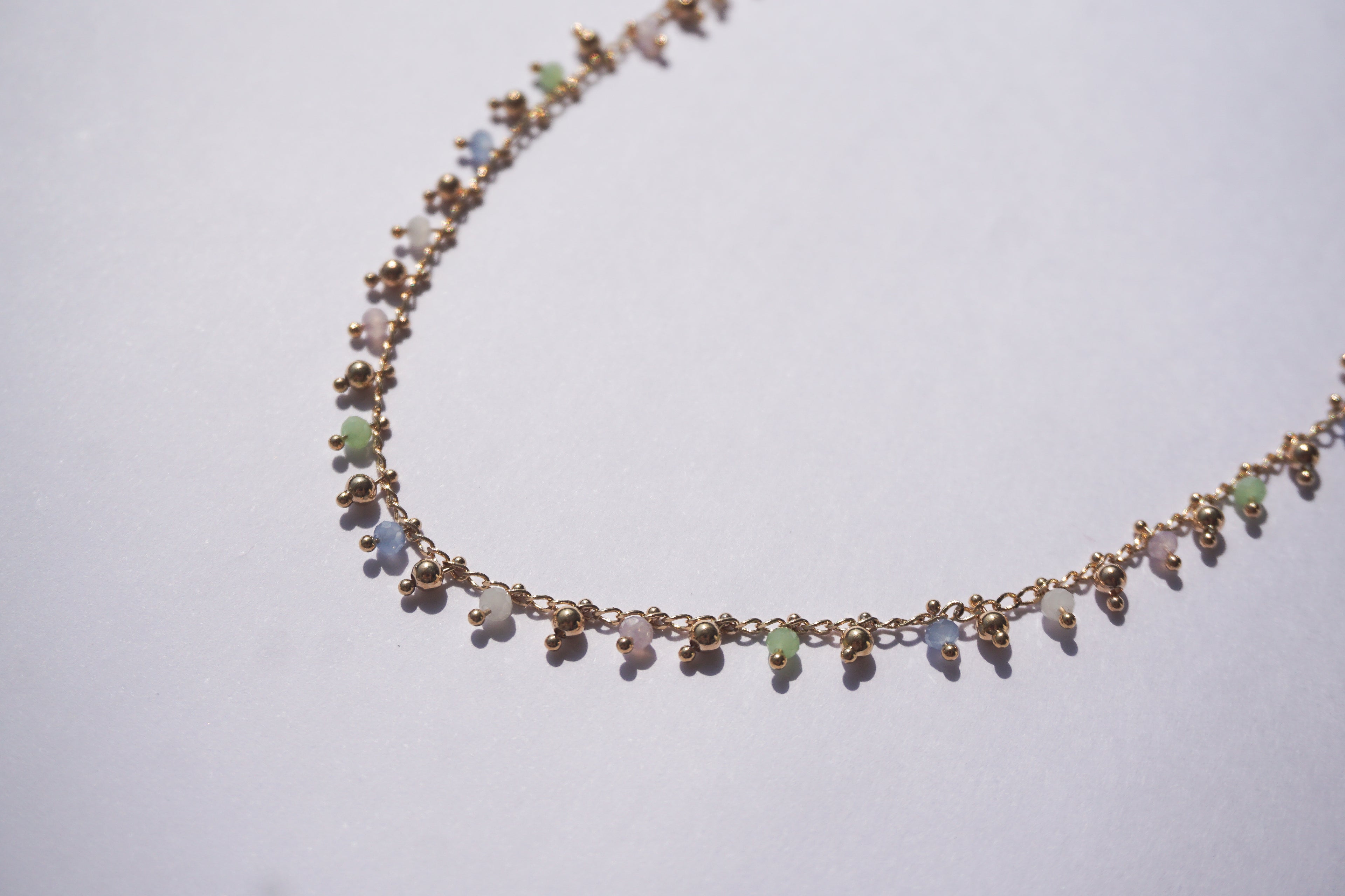 Collar piedritas de colores pastel
