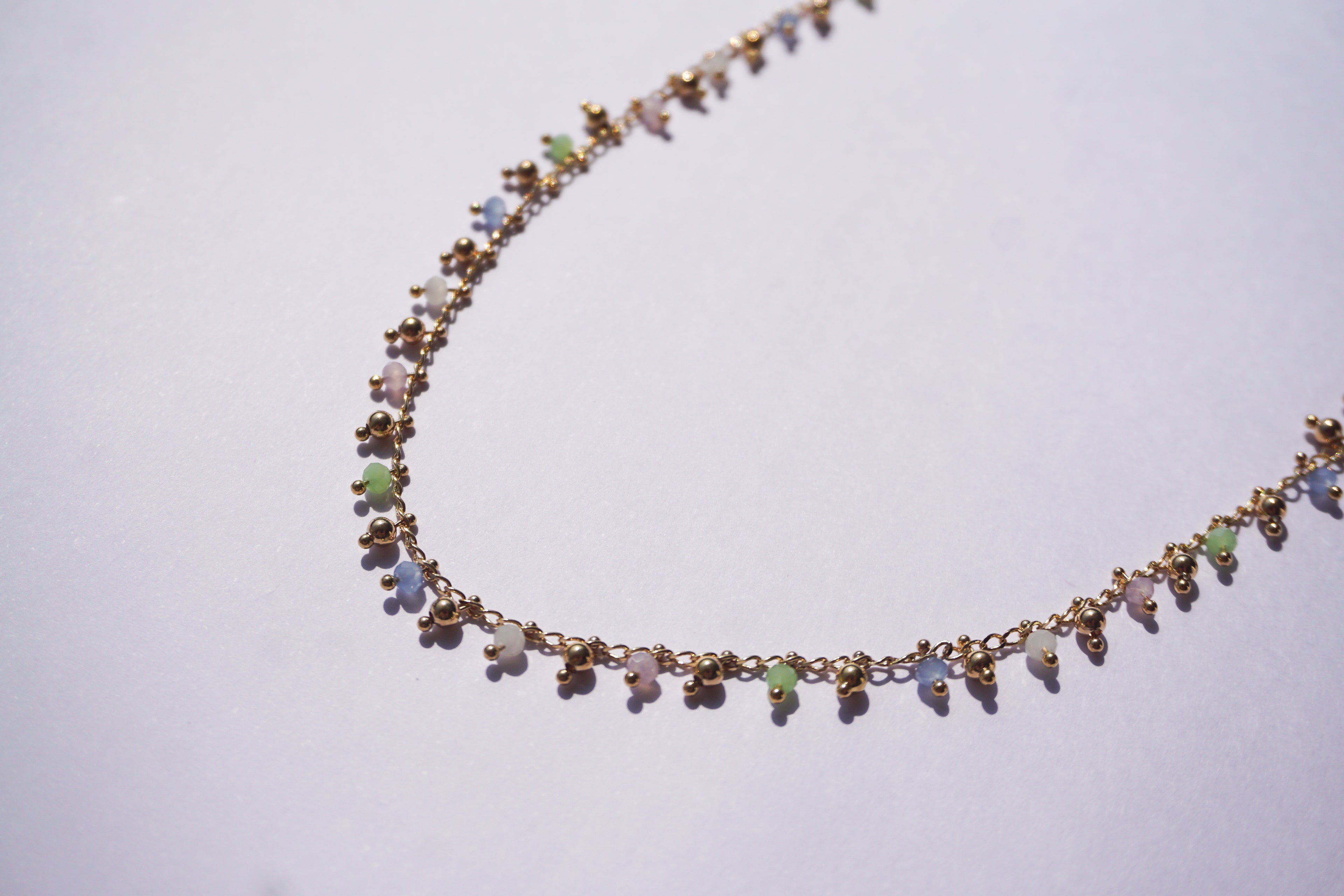 Collar piedritas de colores pastel
